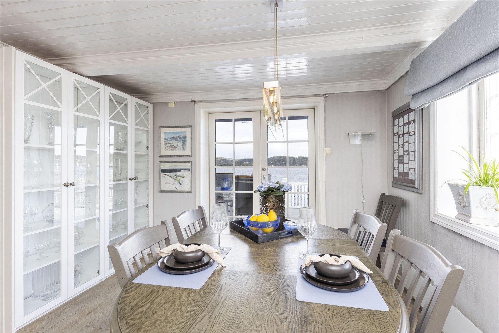 Flott sjøutsikt også fra kjøkken. Utgang til terrasse Galleribilde