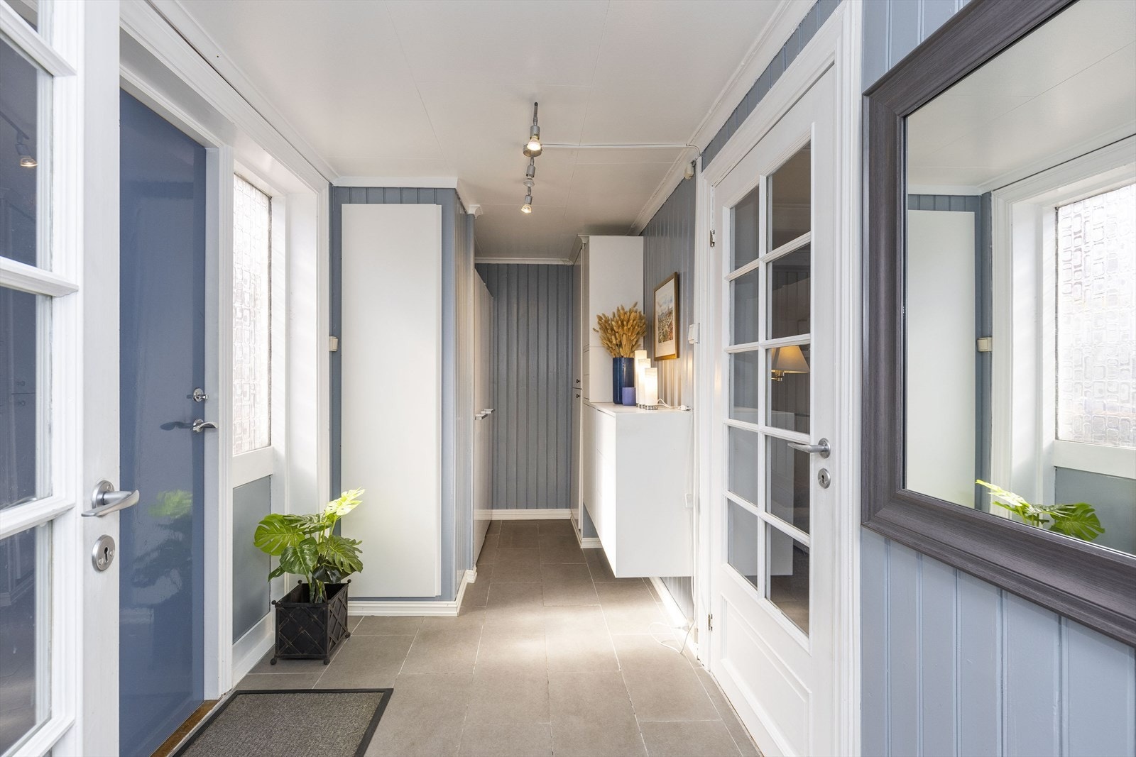 Entre med garderobe Galleribilde