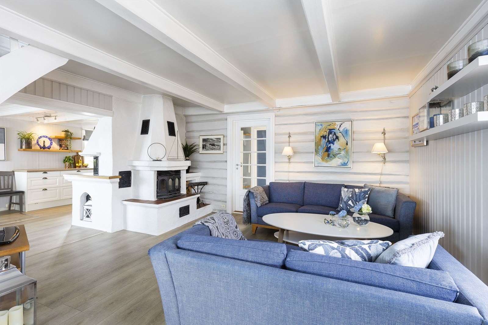 Lys stue med peis med peis med innsats Galleribilde