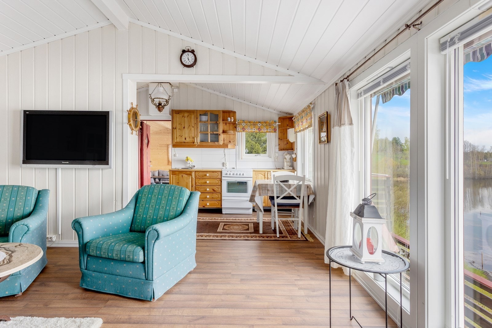 Fra stuen er det åpen løsning mot kjøkkenet. Galleribilde