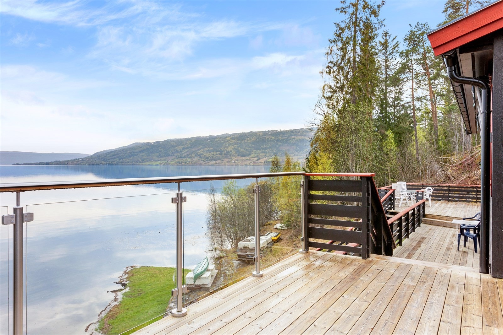 Glassrekkverket på verandaen fremhever utsikten. Galleribilde