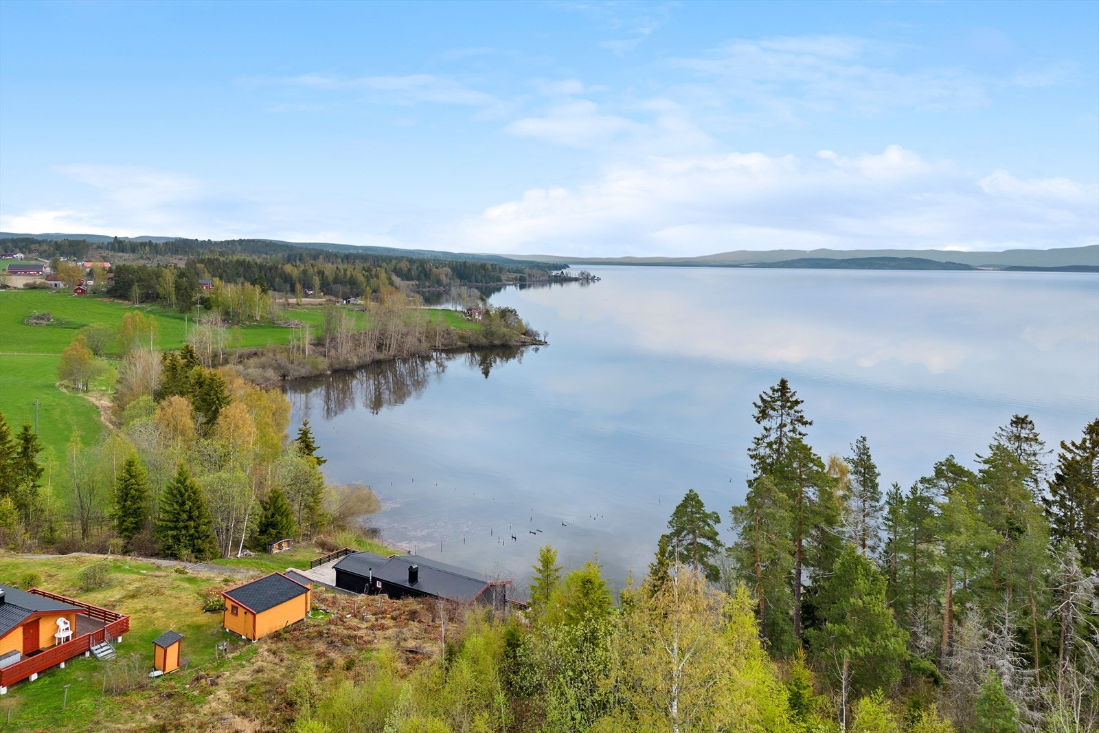 Fine bademuligheter ved eiendommen med steinbunn og forholdsvis langgrunt. Galleribilde