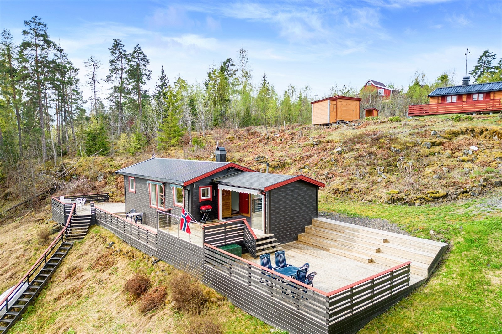 Hytta ligger usjenert og rolig til i et lite hytteområde. Galleribilde