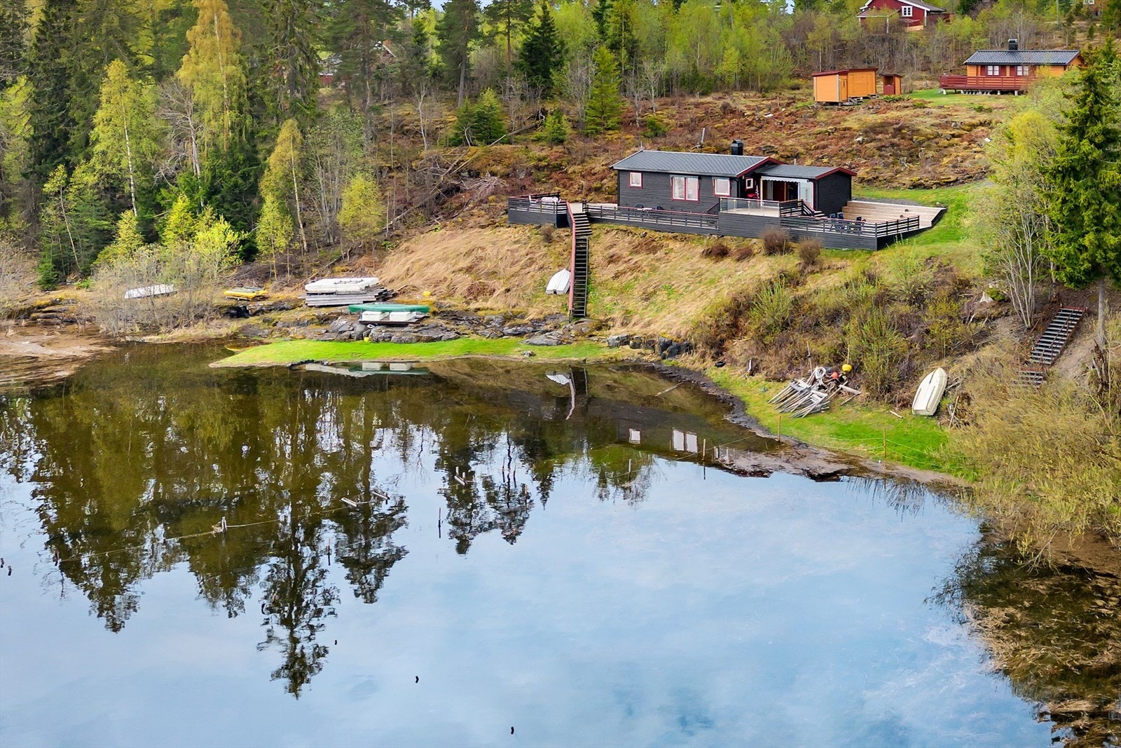 Velkommen til Åsvika 39 - Sommerparadis ned mot vannkanten, med båt- og bryggerett. Galleribilde