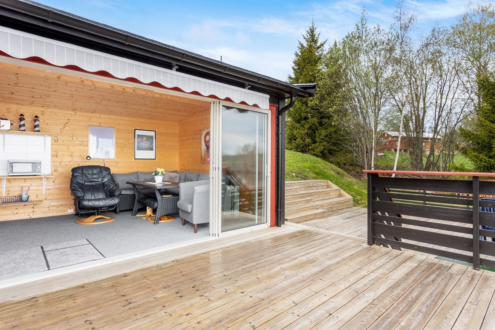 Hytta har flere fine uteplasser og en sommerstue. Galleribilde