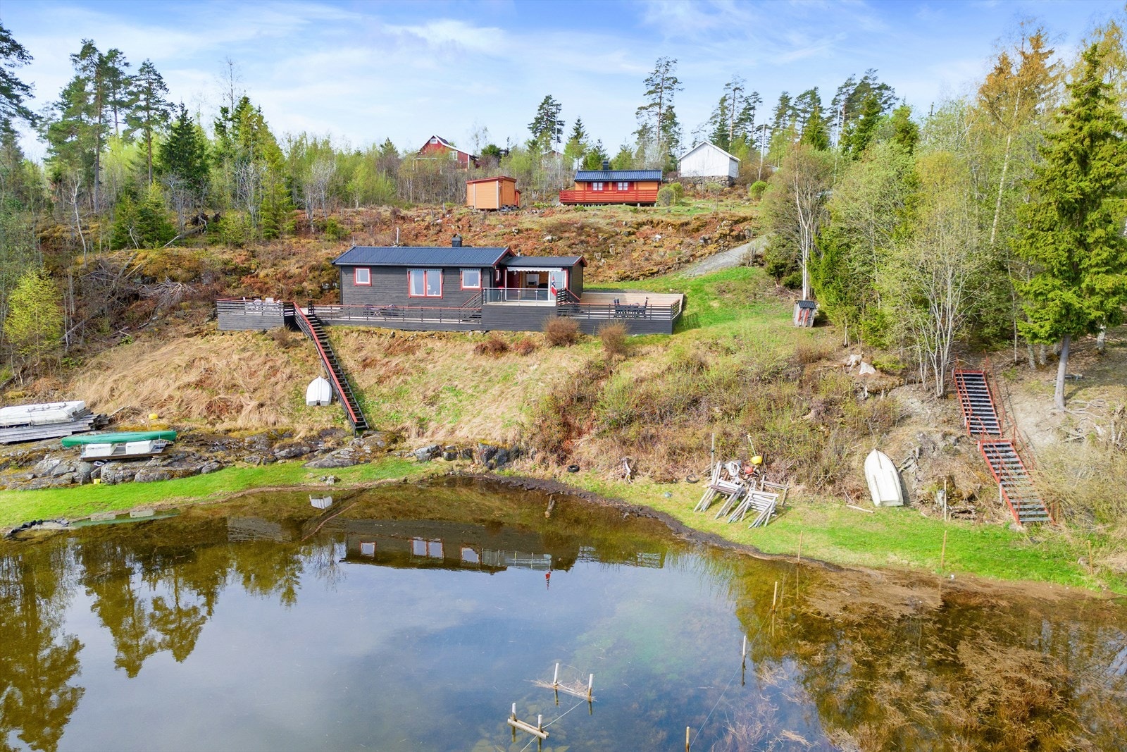 Hytta har en meget idyllisk beliggenhet helt nede ved vannkanten. Galleribilde