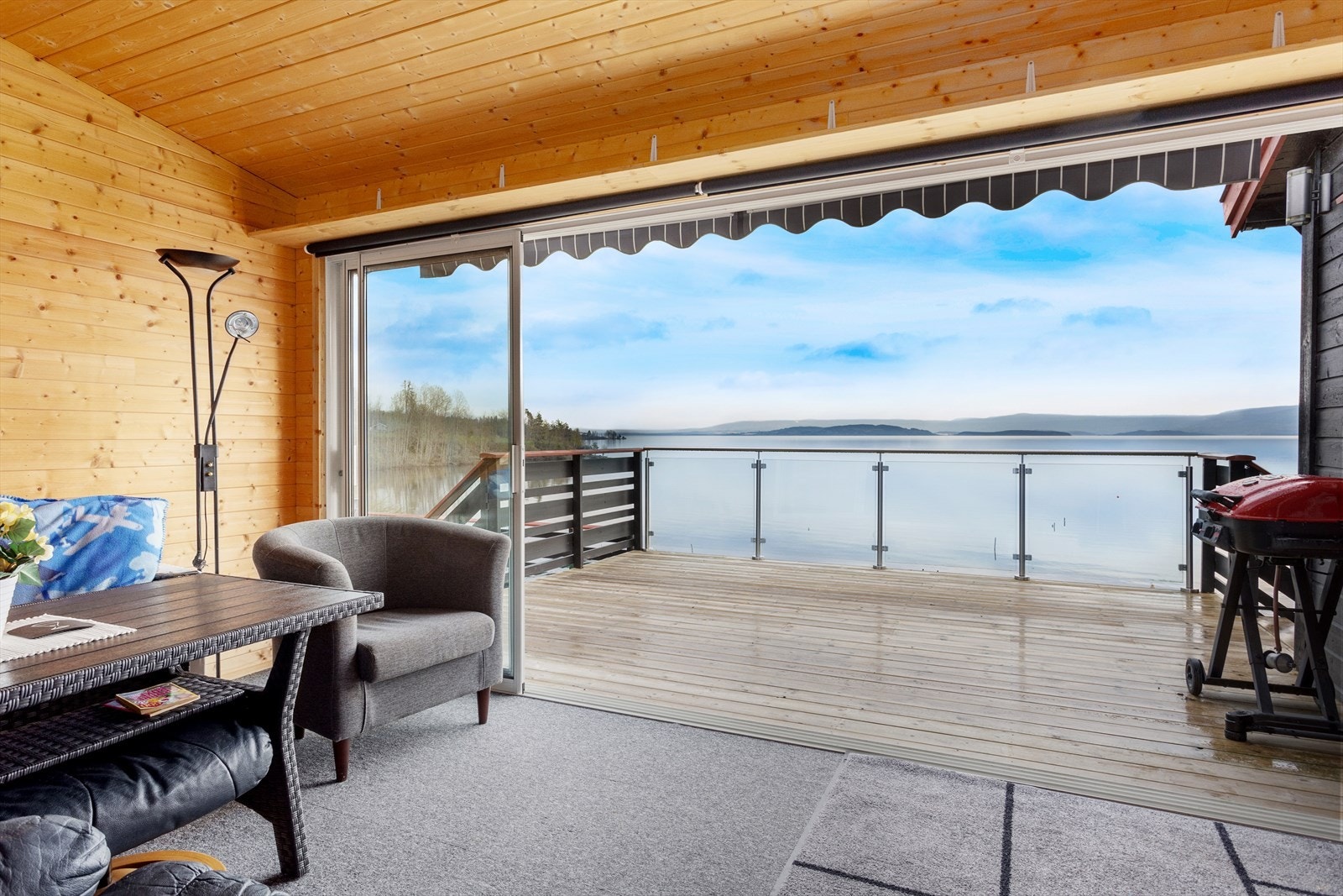 Velkommen til flotte Åsvika 39! Fra eiendommen kan man nyte vidstrakt utsikt. Galleribilde