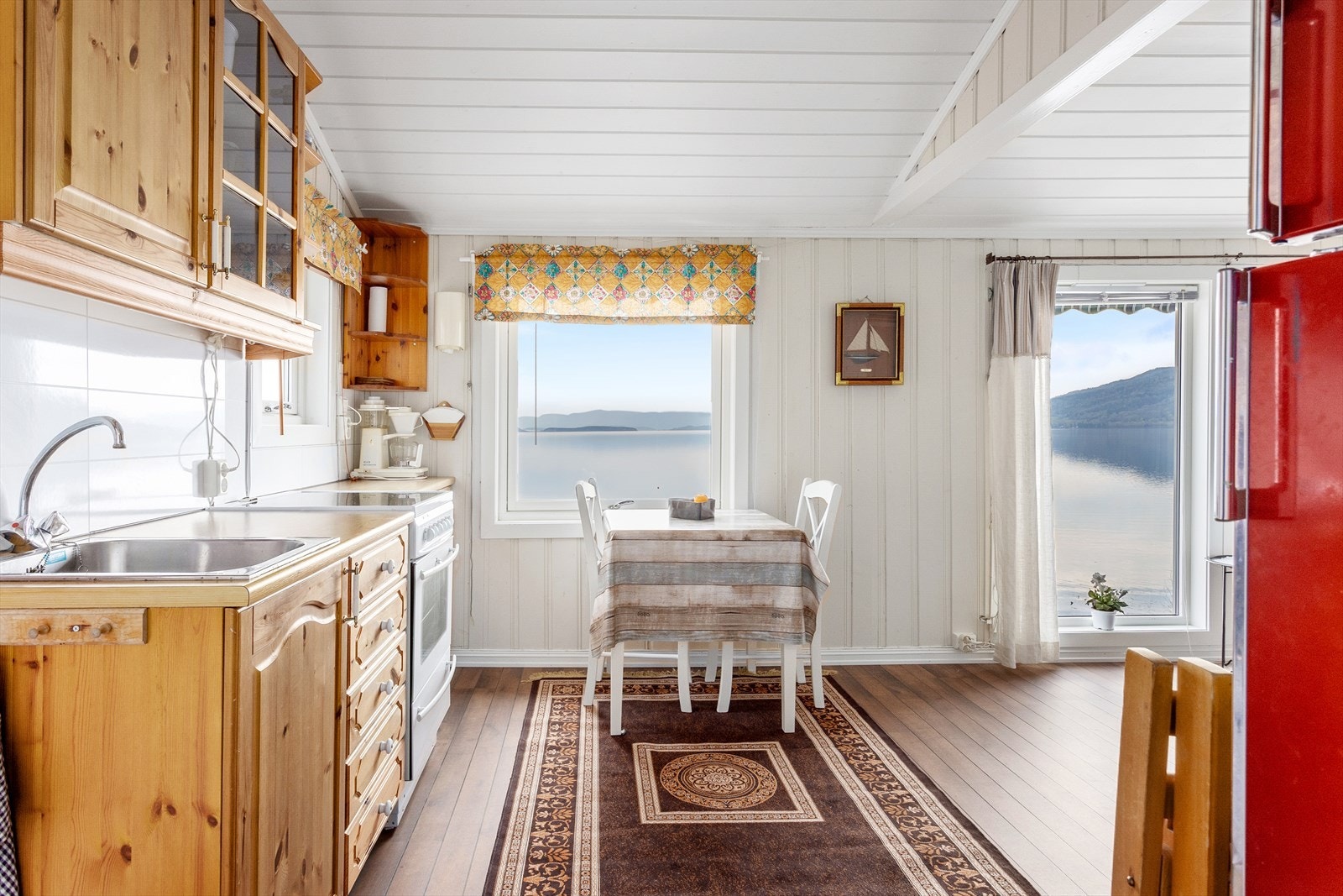 Det er også plass til et spisebord. Galleribilde