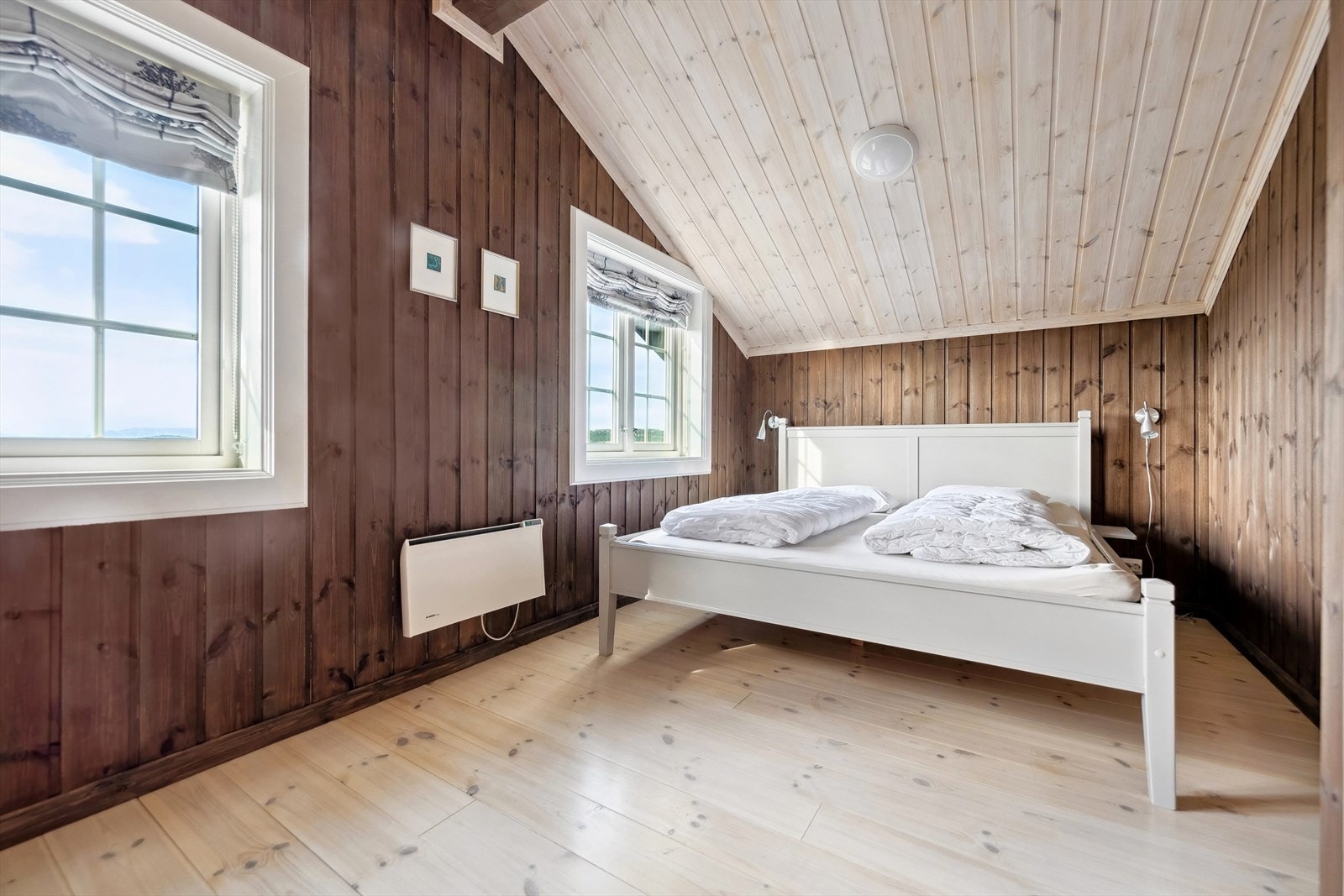 Hytta har hele fem soverom. Det gjøres oppmerksom på at det er avvik mellom godkjente tegninger og dagens situasjon/planløsning. Endringer er ikke omsøkt eller byggemeldt og hyttas oppholdsrom er ikke godkjent for varig opphold. Galleribilde