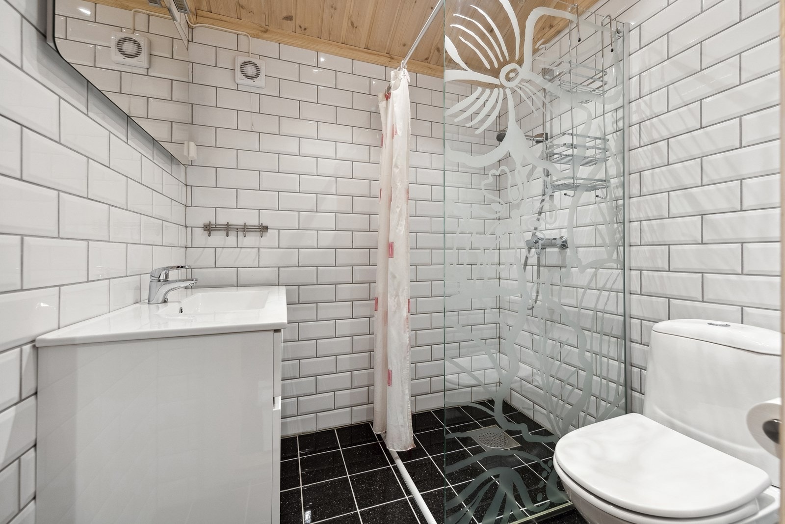 Hytta har hele to delikate bad - et i hver etasje. Galleribilde