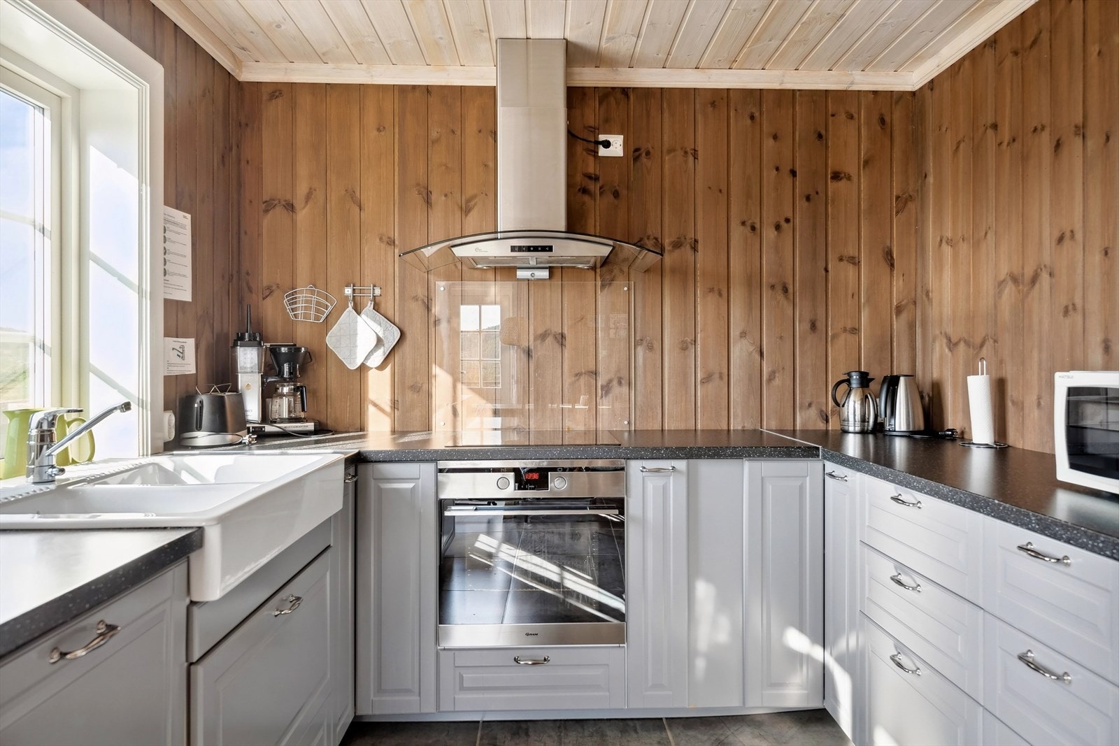 Lyst og stort kjøkken. Galleribilde