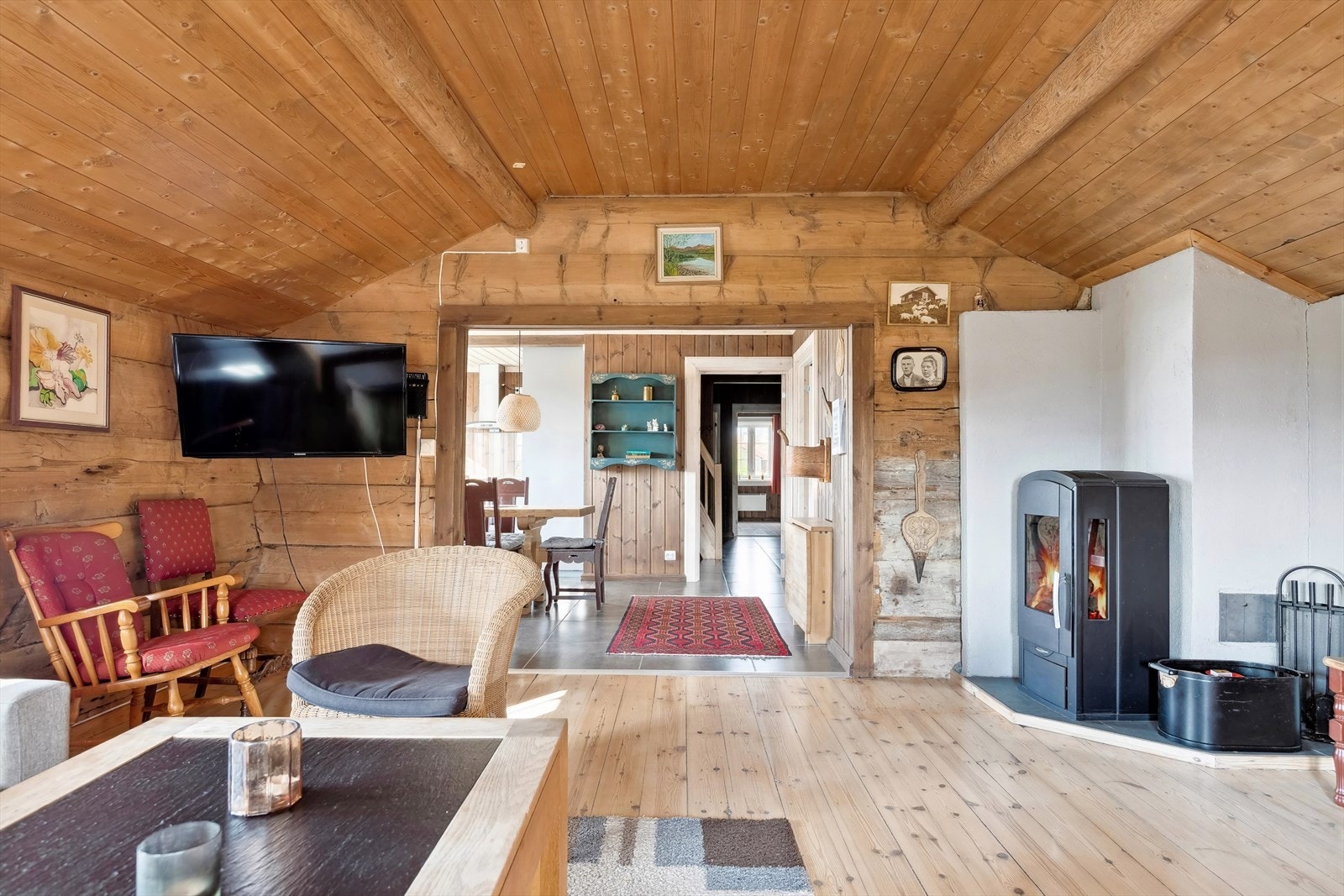 Det er åpne løsning mellom stue og kjøkken. Stuen er original fra den ble bygd. Galleribilde