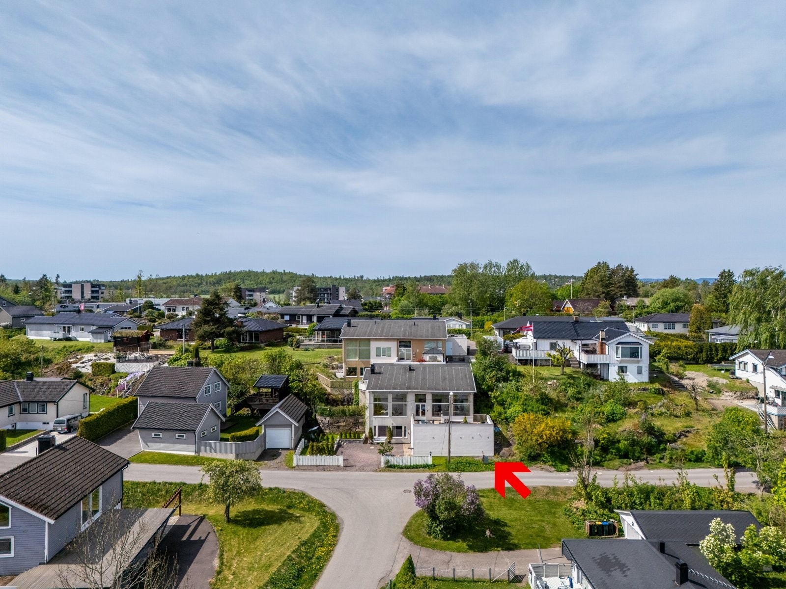 Eiendommen ligger i et attraktivt og barnevennlig boligområde ca. 5 min kjøring nordvest for Holmestrand sentrum, i Holmestrand kommune. Galleribilde
