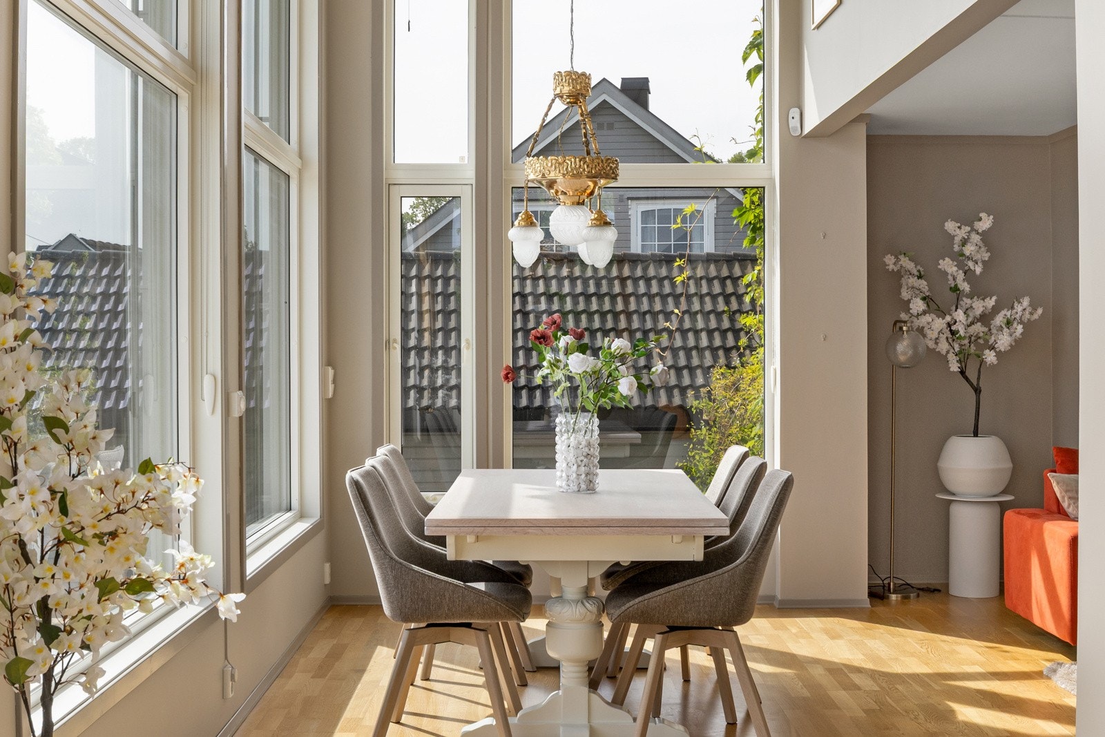 Hele rommet er stilig oppdelt i skjermede "båser" med gjennomgang på hver side, og her kan det møbleres med en rekke ulike sittegrupper. Galleribilde