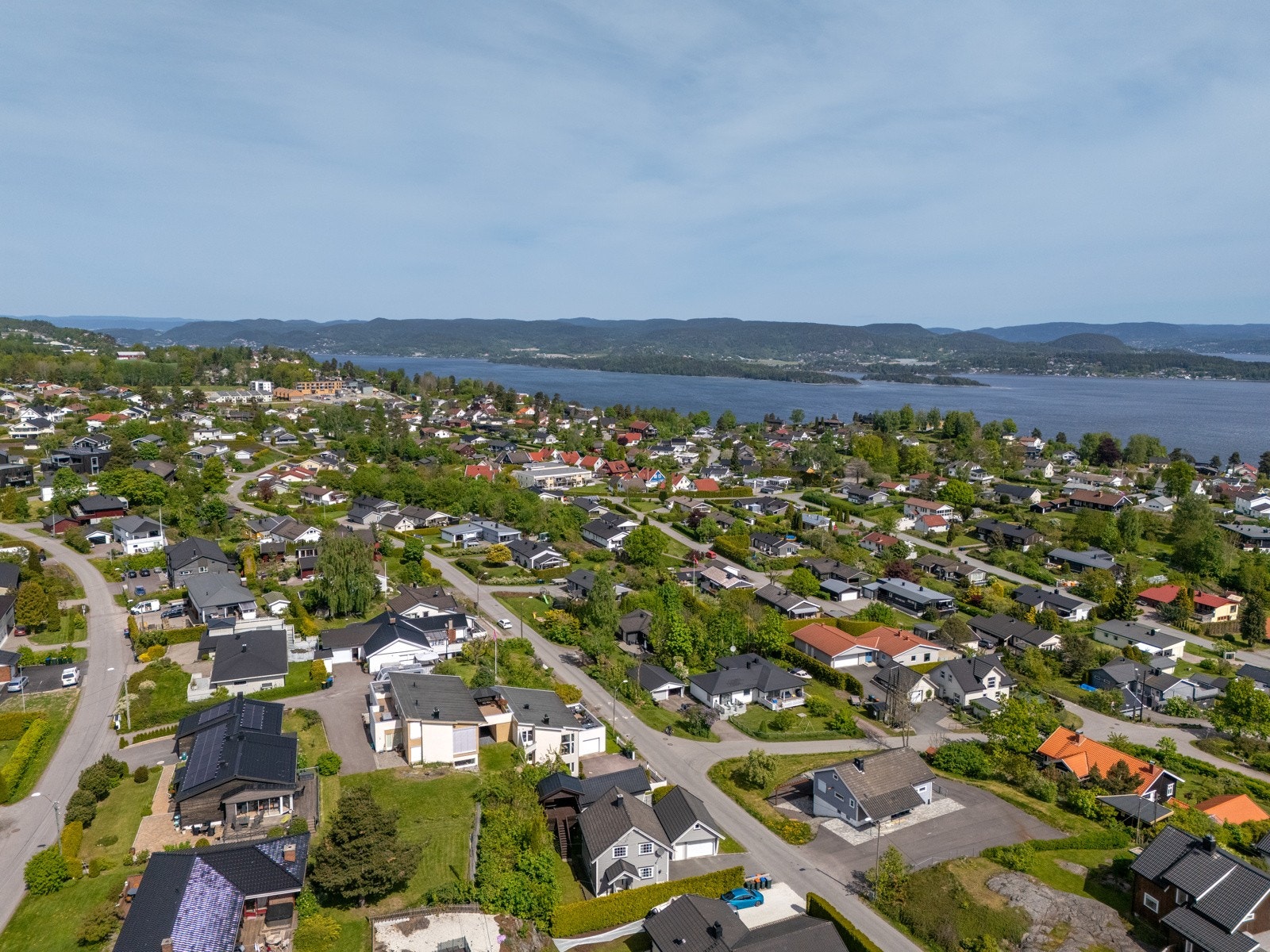 Holmestrand har flott beliggenhet ved fjorden, og om sommeren yrer det av liv i båthavna. Galleribilde