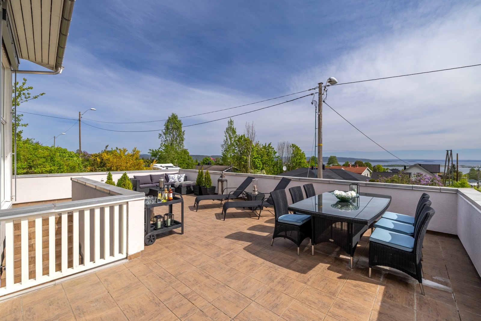 Fra stuen er det en tofløyet dør ut til en herlig terrasse på ca. 46 kvm, bygget hovedsakelig over garasjen. Galleribilde