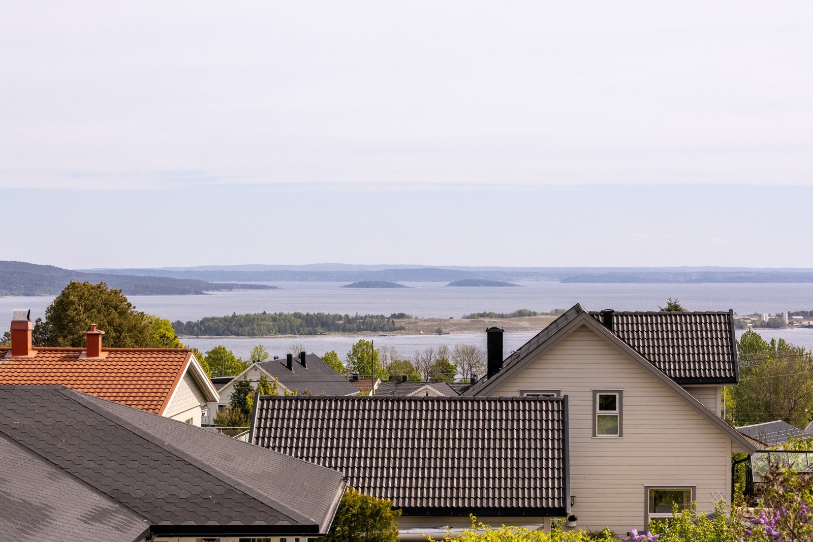 Utsikten er upåklagelig, og her kan man la blikket vandre utover Sandebukta, Breiangen og Oslofjorden med små øyer og skjær. Galleribilde