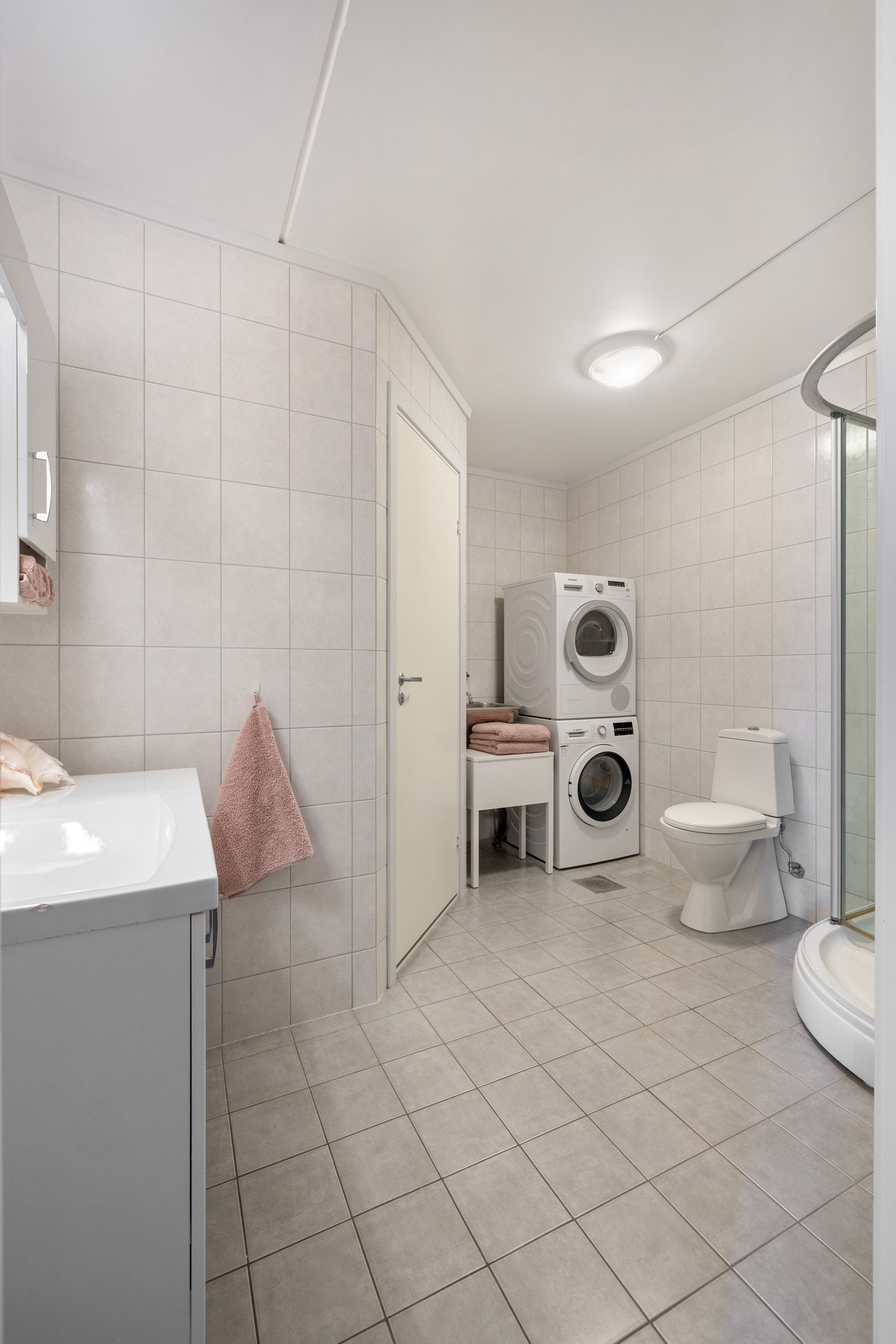 Det ene badet ligger i første etasje og har dør inn fra entreen og med adkomst til teknisk rom. Galleribilde