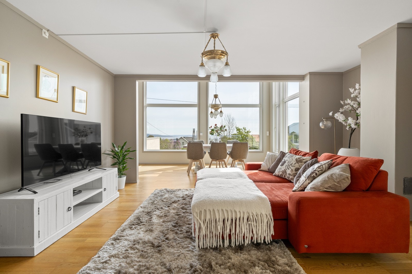 Rommet for øvrig har en klassisk stil med parkett på gulvet og slette, beige veggflater. Galleribilde