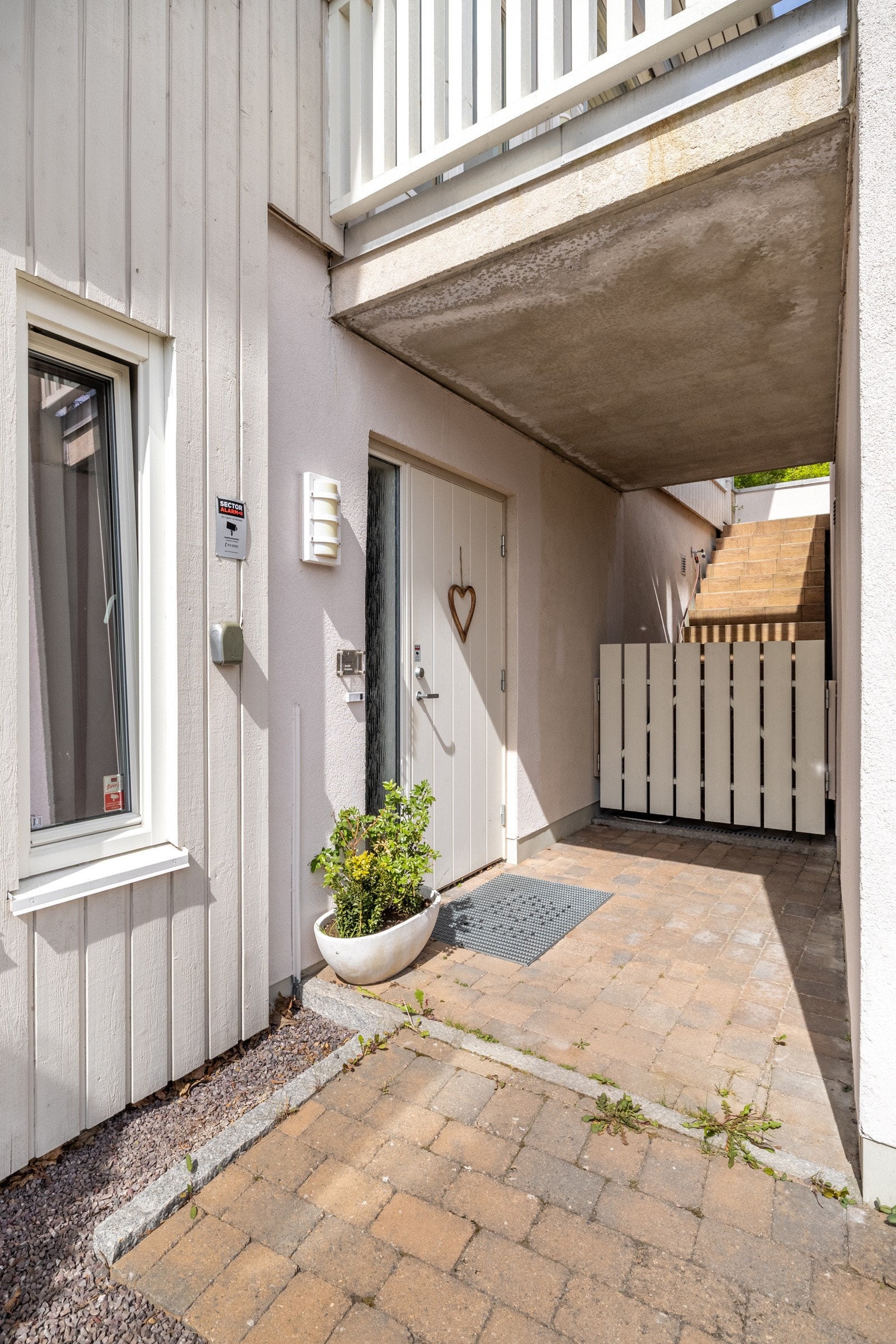 Mellom huset og garasjen er det en skjermet svalgang hvor inngangspartiet ligger. Galleribilde