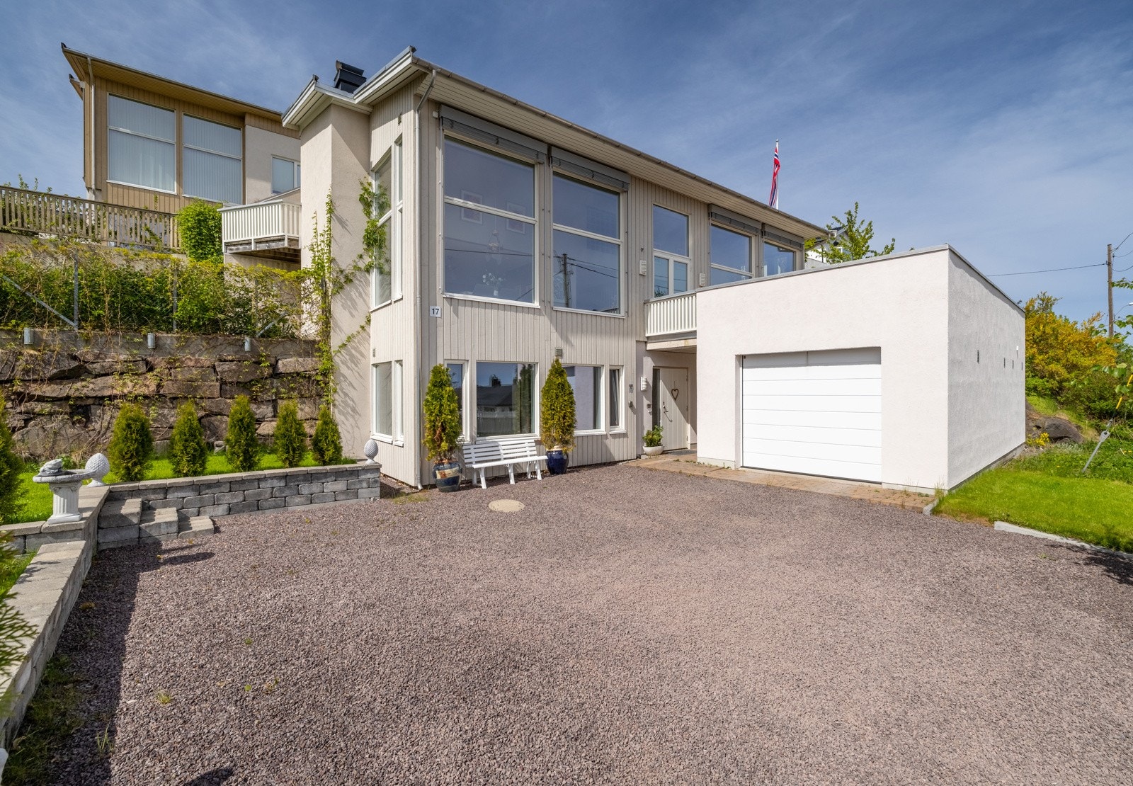 Det er parkering i tilbygget garasje. Galleribilde