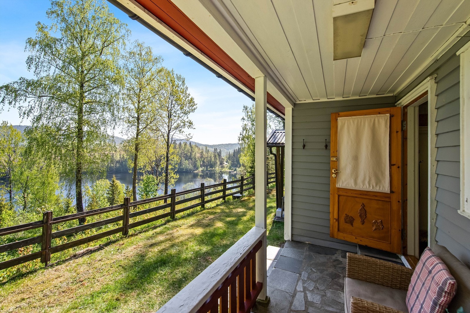 Hytta har flere koselige og solrike utearealer. Mot øst ved hyttas inngangsside får du en lun og overbygd uteplass. Her sitter du skjermet og flott til med nydelig utsikt til vannet. En ypperlig plass for å kunne nyte morgenkaffen og fuglekvitter. Galleribilde