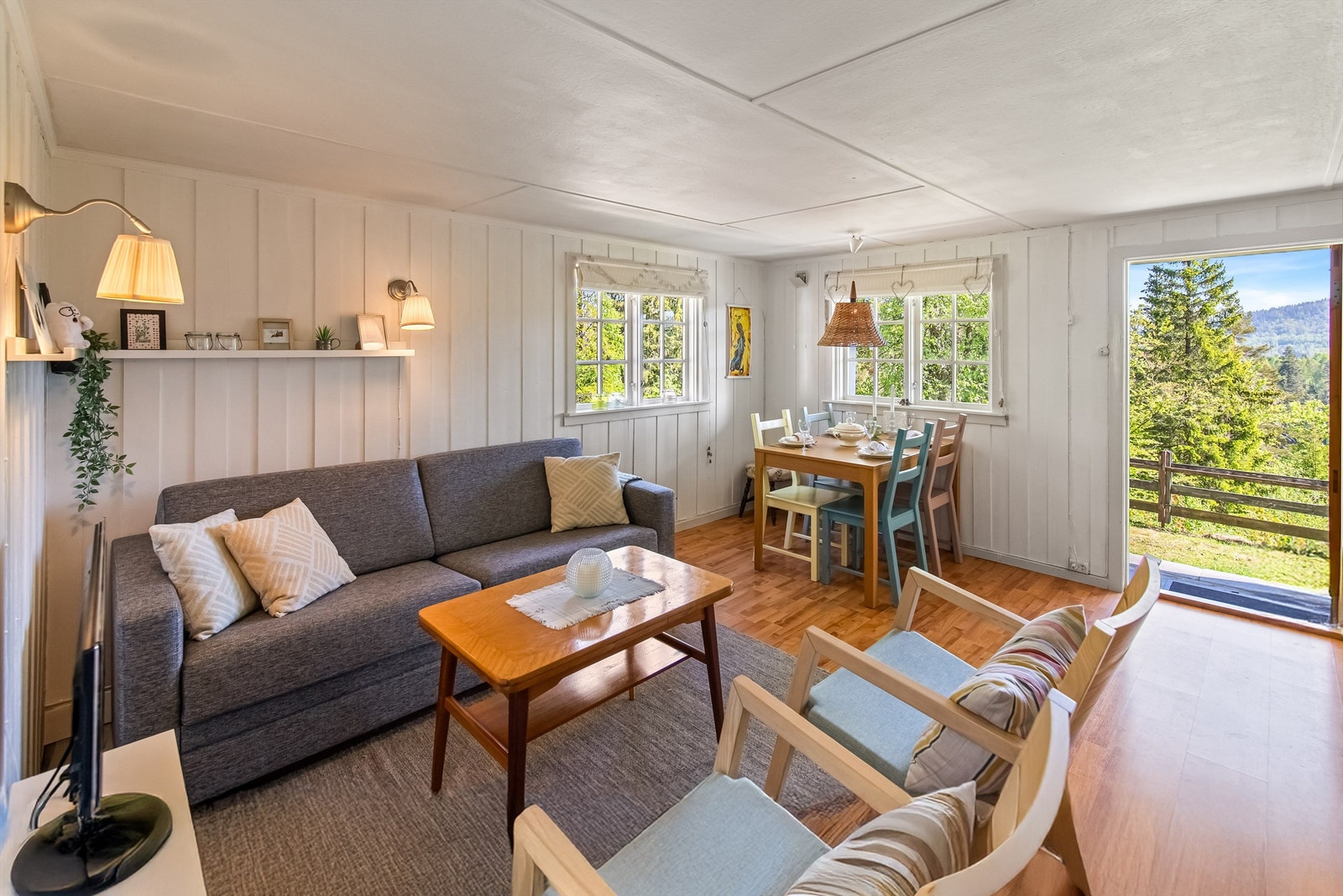 Hytta holder en normal enkel hyttestandard og er sjarmerende og koselig innredet. Innvendige overflater består for det meste av malt panel i lyse faregevalg. Gulv har laminat. Galleribilde