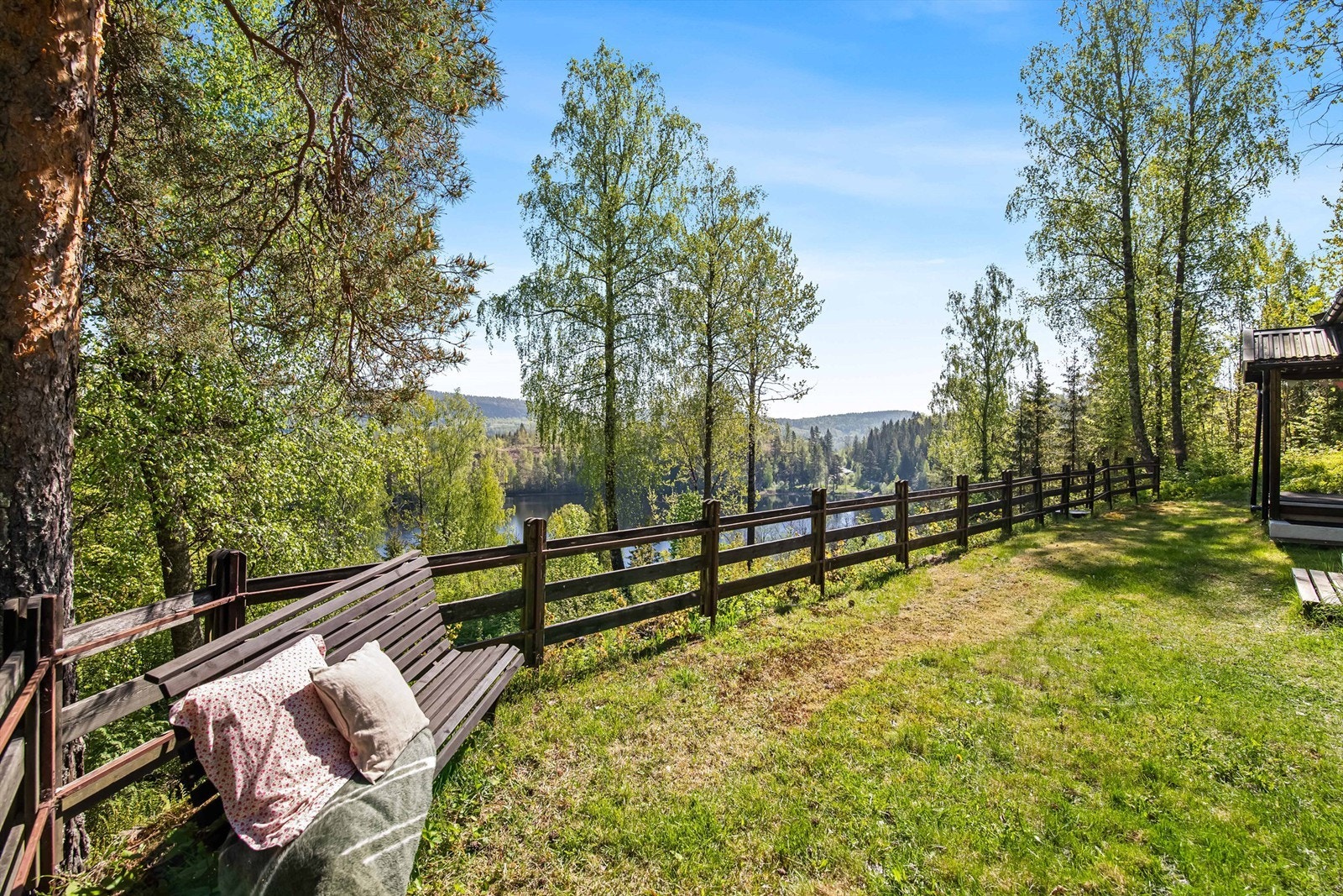 På fremsiden siden av hytta er det opparbeidet en gressplen, perfekt til lek og moro for både store og små. Galleribilde