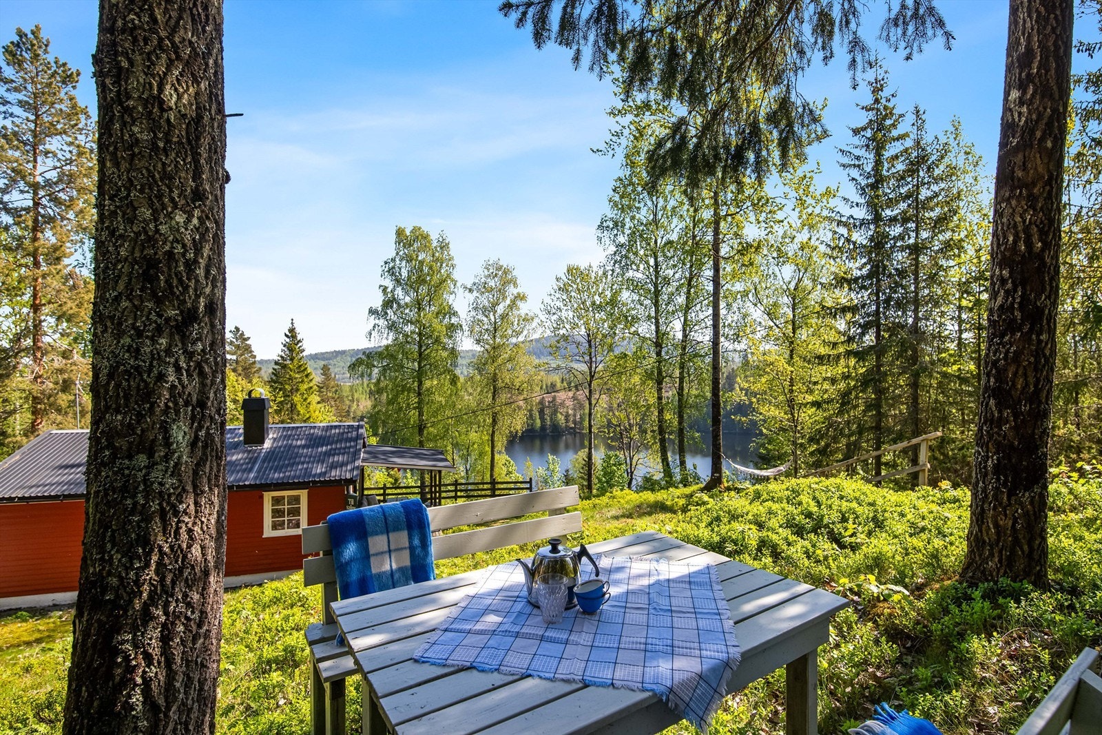 Det er flere nydelige uteplasser hvor skogens ro og sene, varme sommerkvelder kan nytes. Galleribilde