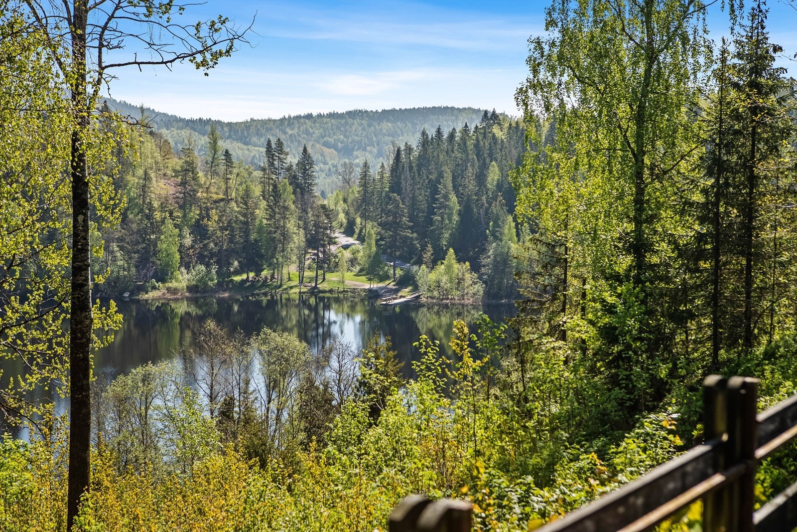 Innen kort gange finner du en større badeplass med både sandstrand, stor gresslette og badebrygge med stupetårn. Her er det tilrettelagt for både store og små. Galleribilde