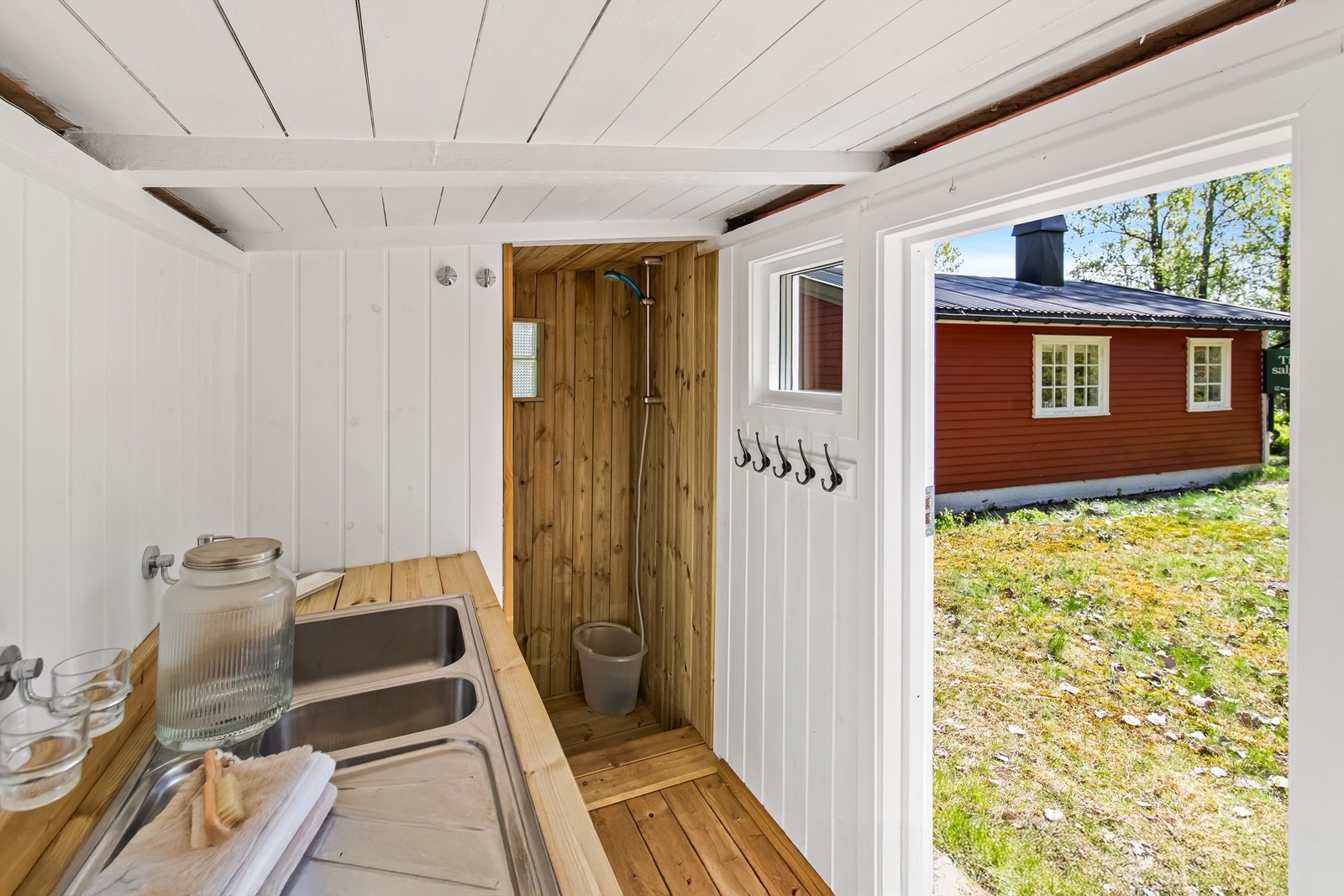 Toalett i form av biotoalett (separasjonstoalett) finnes i eget bygg/uthus på tomten. Her er det også tilrettelagt med dusj - og vaskemulighet. Galleribilde