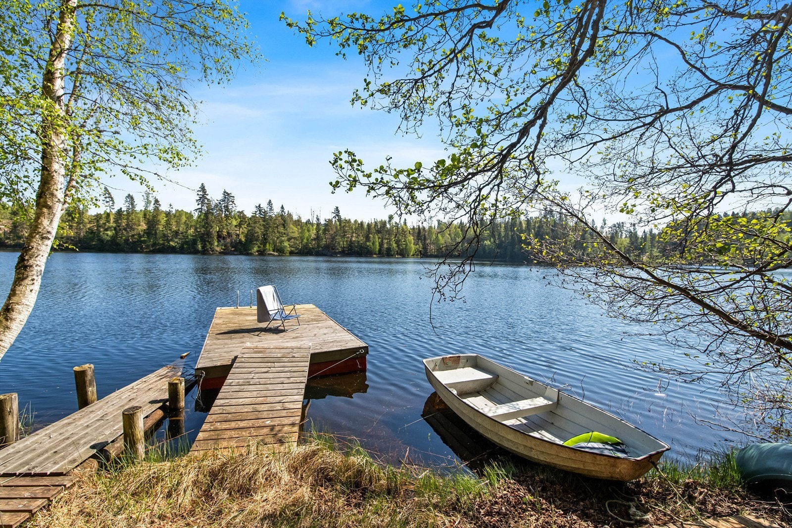 Kanskje badeplassen er en fin destinasjon for ettermiddagens rotur? Det medfølger både robåt og to stykk paddleboards. Galleribilde