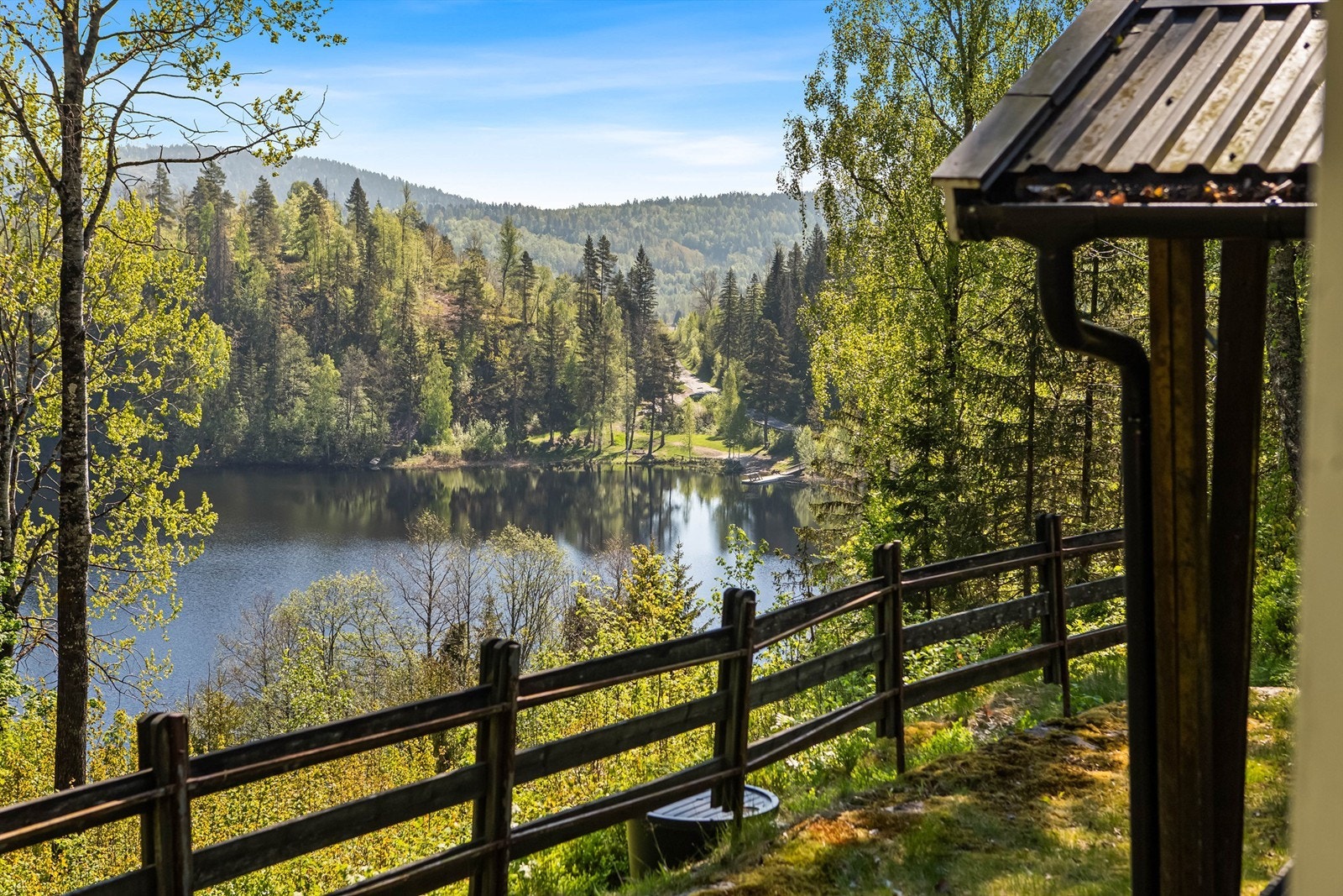 Her får du et fredelig og idyllisk fristed i vakre og naturskjønne omgivelser. Hytta ligger skjermet og fritt til i terrenget, og byr på en helt usjenert beliggenhet med nydelig utsikt over norsk natur og Kleivern i øst. Galleribilde