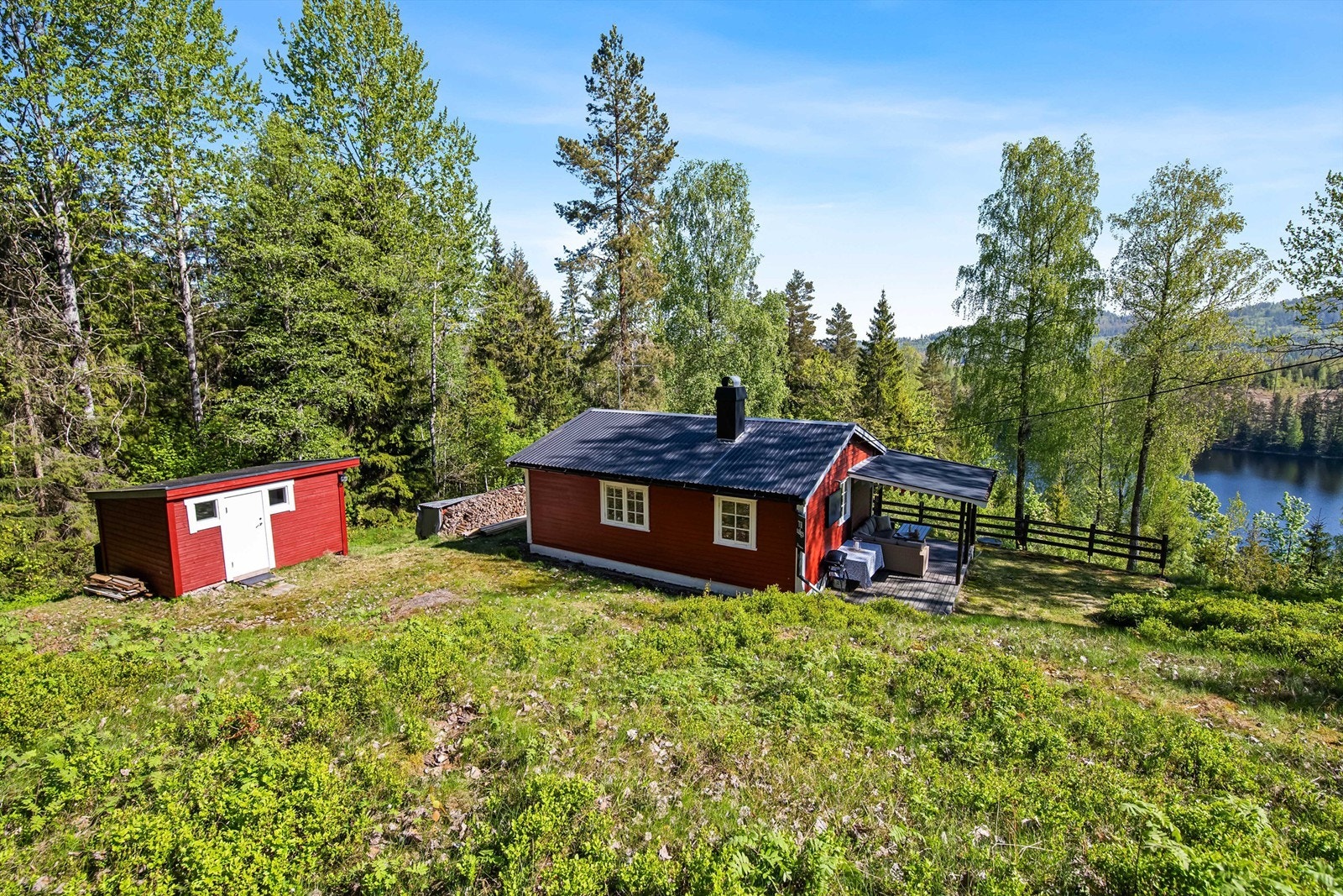 Tomten ligger fritt og solrikt til, og består for det meste naturtomt med noe gressplen. Galleribilde