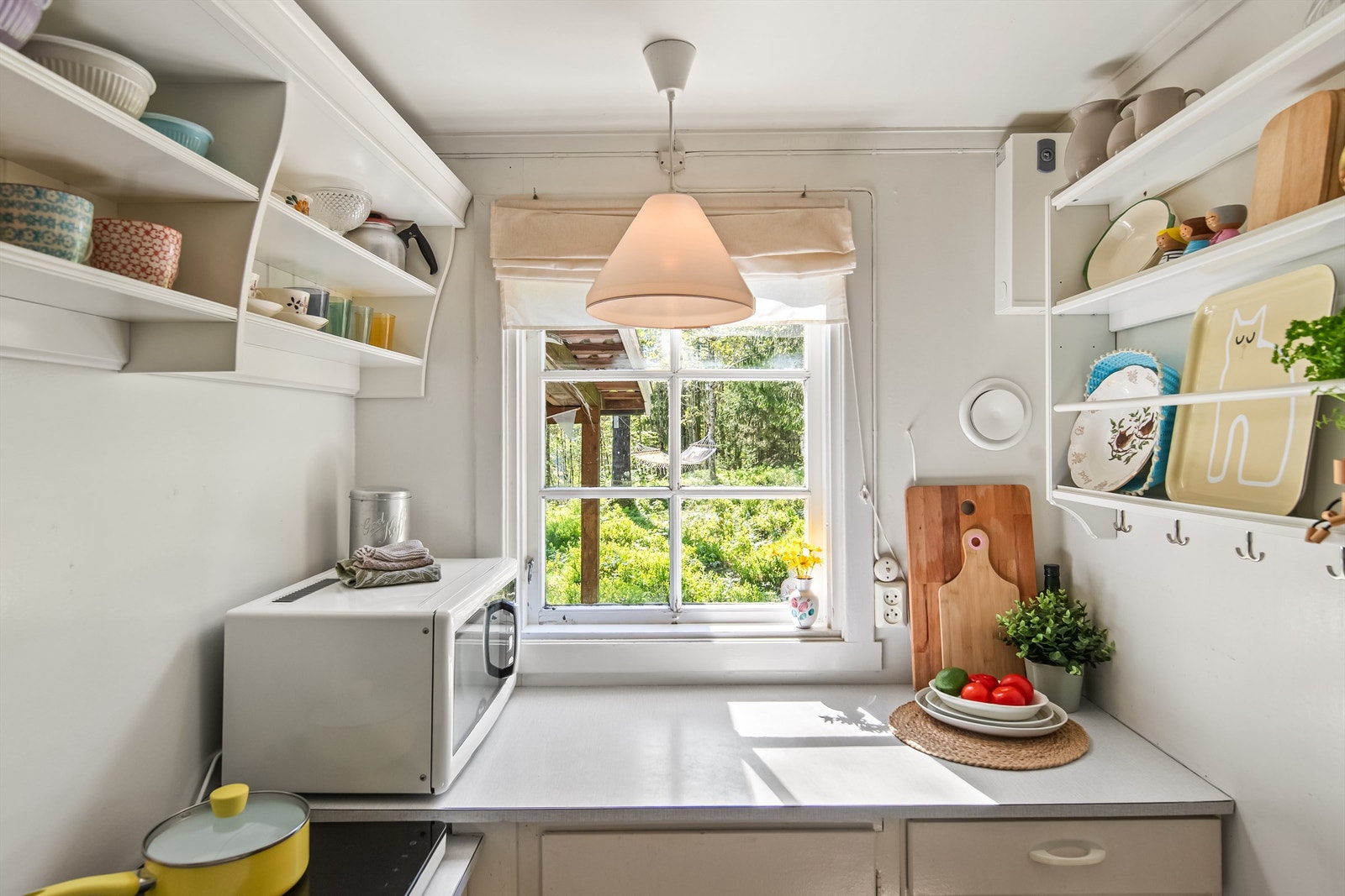 Mikrobølgeovn, induksjonstopp og hybelkomfyr medfølger. Solventilator for varmesirkulasjon er også montert. Galleribilde