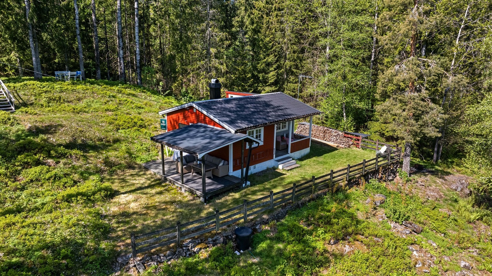 Eiendommen er omkranset av frodig skog, noe som gir en rolig og fredfull atmosfære. Galleribilde