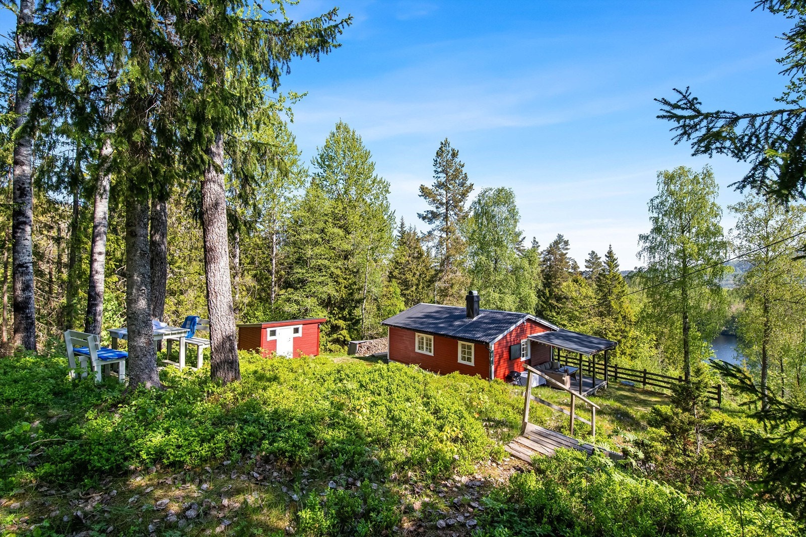 Eiendommen er omkranset av frodig skog, noe som gir en rolig og fredfull atmosfære. Det åpne terrenget rundt hytta inviterer til både lek og moro for store og små - et perfekt sted for utendørsaktiviteter og kvalitetstid med familien. Galleribilde