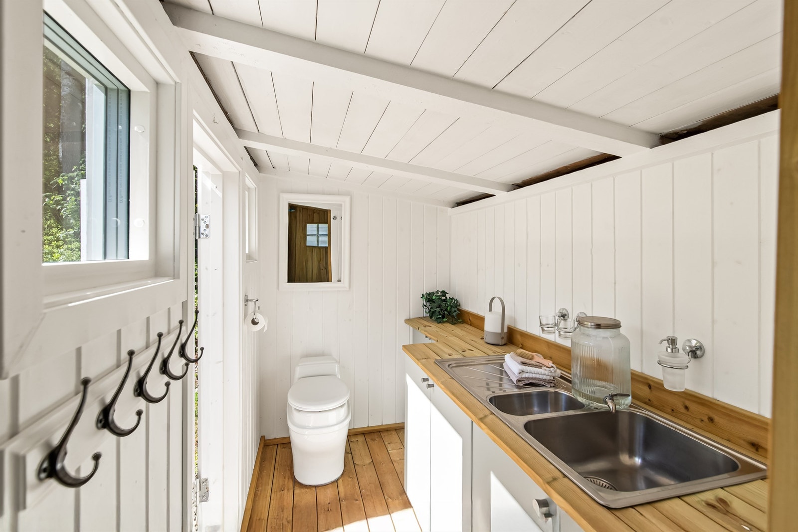 Toalett i form av biotoalett (separasjonstoalett) finnes i eget bygg/uthus på tomten. Her er det også tilrettelagt med dusj - og vaskemulighet. Galleribilde