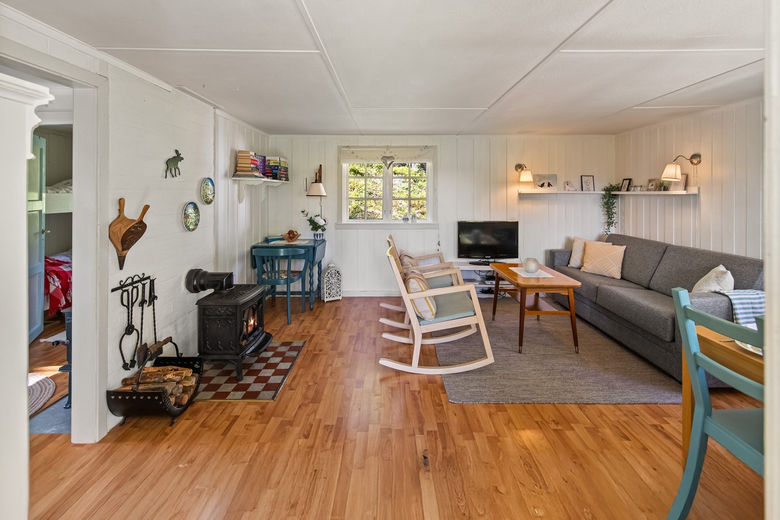 Stuen har god plass til både spisegruppe og egen sovesofa. Galleribilde