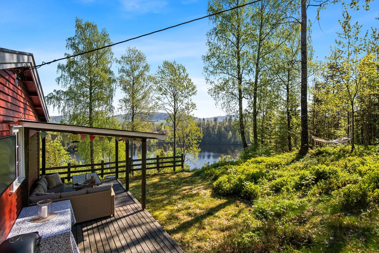 Terrassen vendt mot syd er delvis overbygget. Det er rikelig med plass til hagemøbler og fint utsyn mot omkringliggende natur og ned til Kleiveren. Galleribilde