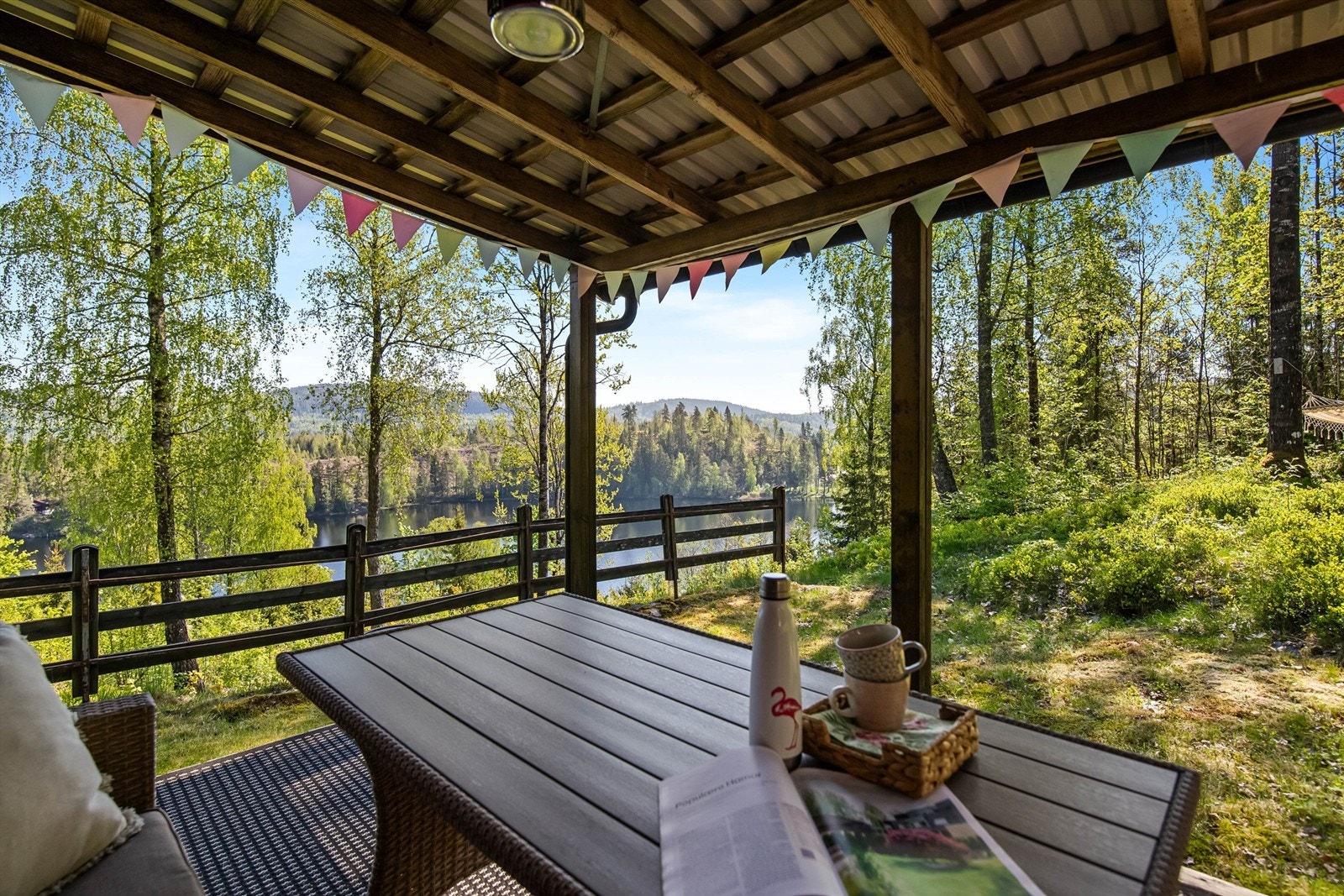 Terrassen vendt mot syd er delvis overbygget. Det er rikelig med plass til hagemøbler og fint utsyn mot omkringliggende natur og ned til Kleiveren. Galleribilde