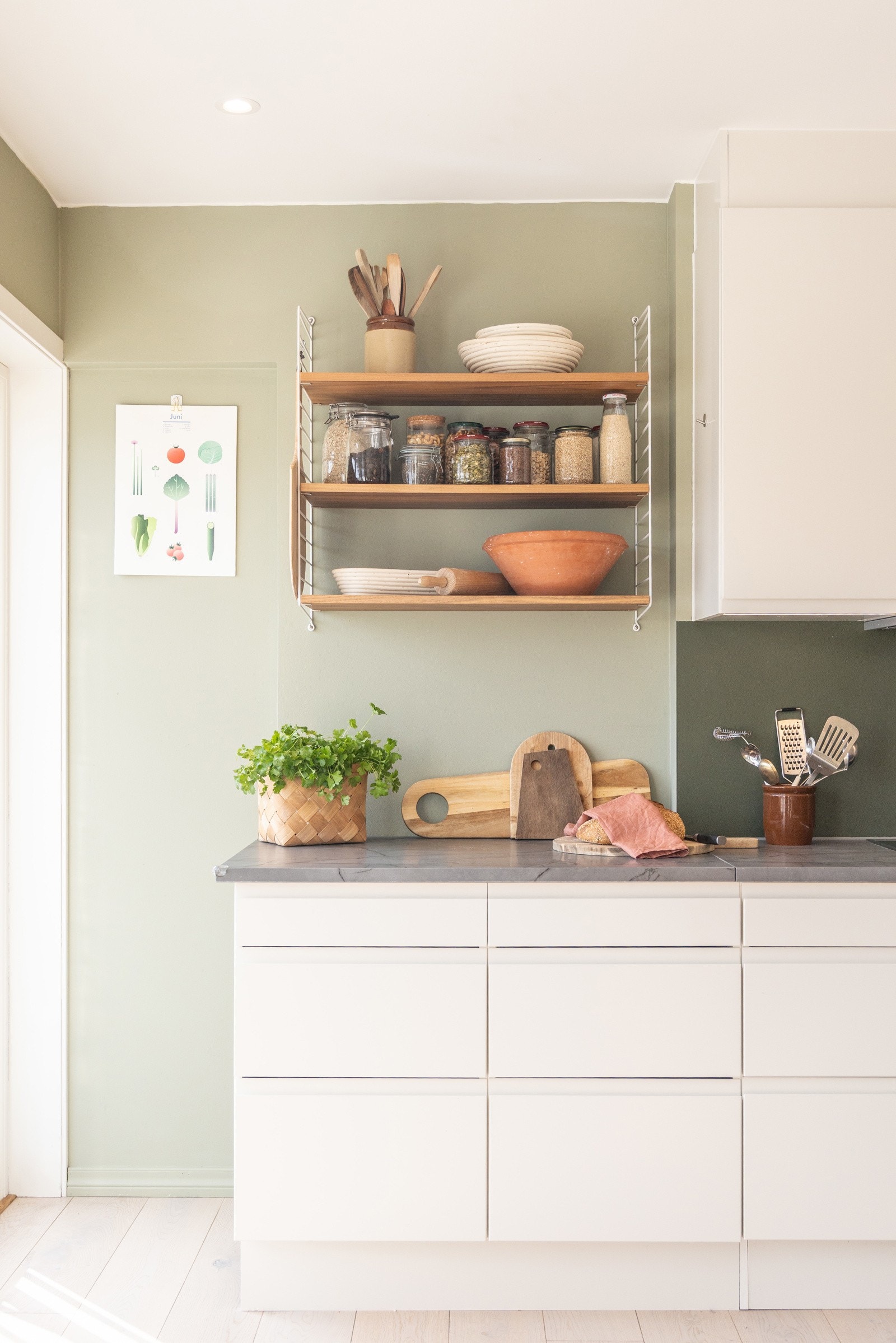 Innredningen er både stilren og funksjonell, med integrerte hvitevarer som gir en helhetlig og stram komposisjon. Galleribilde