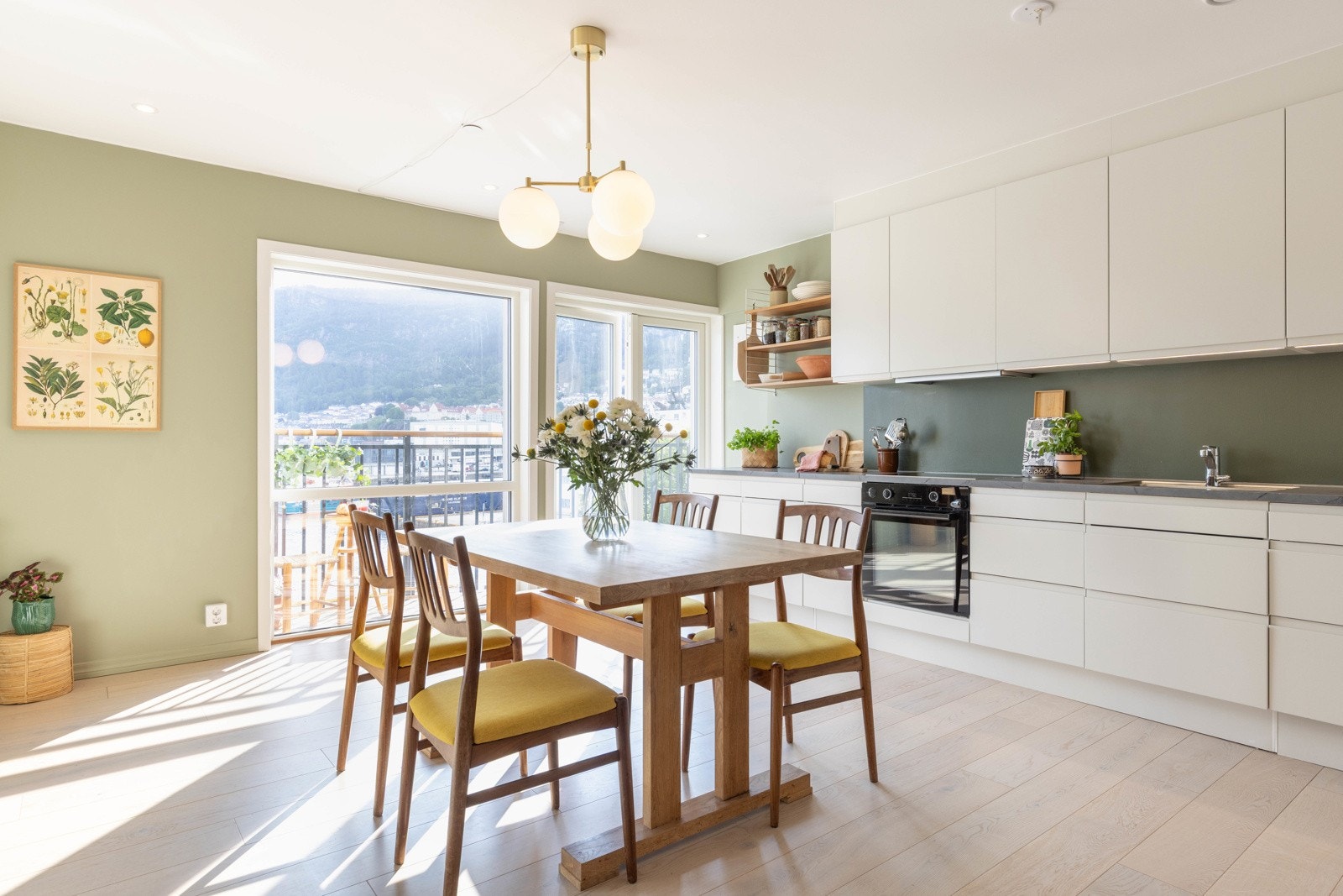 Kjøkkenet er like egnet for rolige hverdagsmiddager som for sosiale kvelder med gjester. Galleribilde