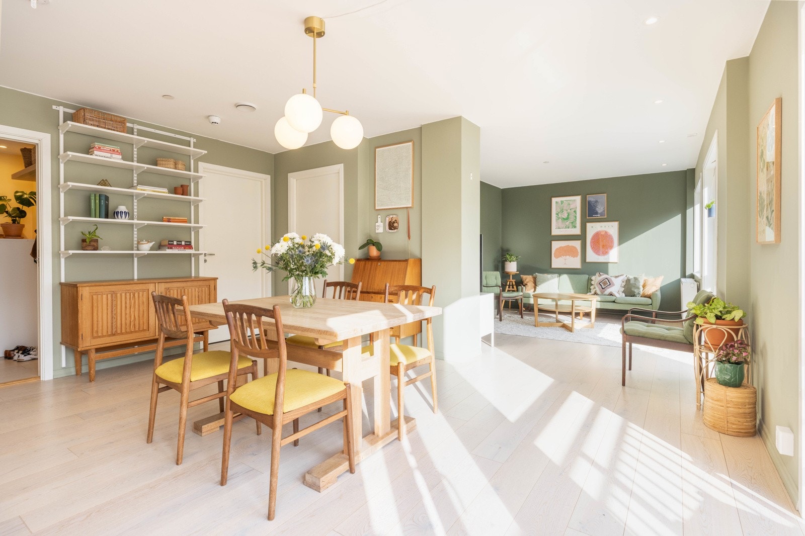 Åpenheten mellom stue og kjøkken skaper en sosial sone - perfekt for hverdager så vel som gjester. Galleribilde