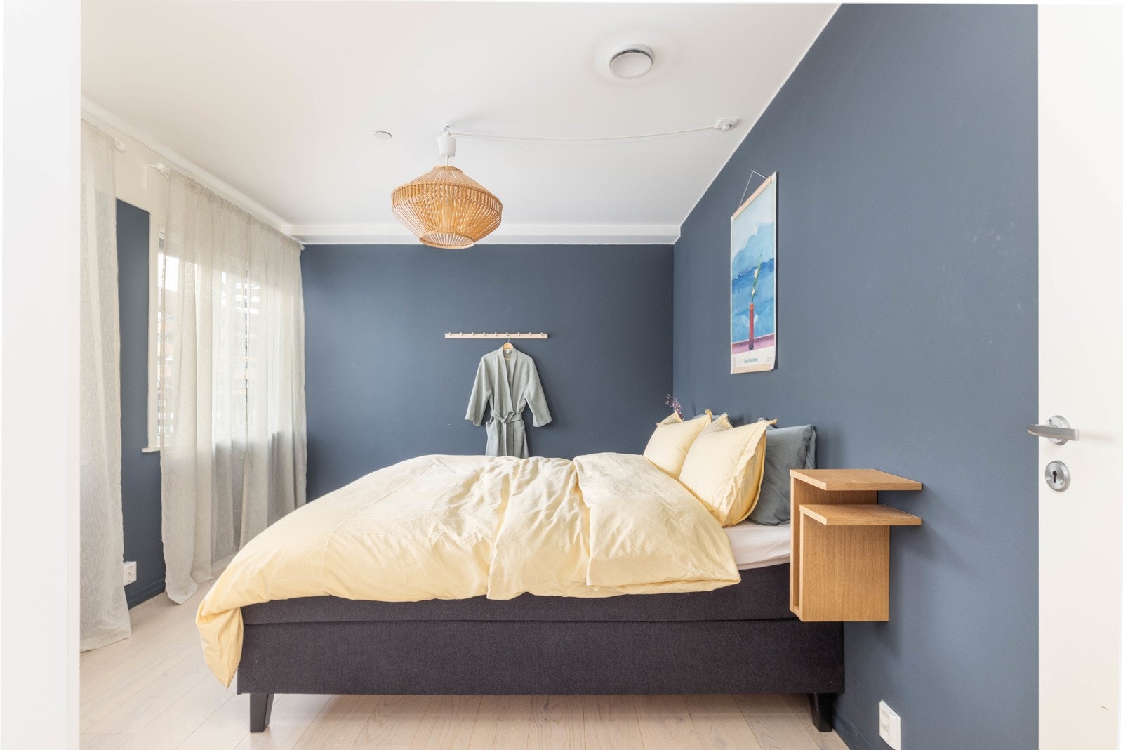 Hovedsoverommet har god størrelse og plass til dobbeltseng, garderobe og ønsket møblement. Galleribilde