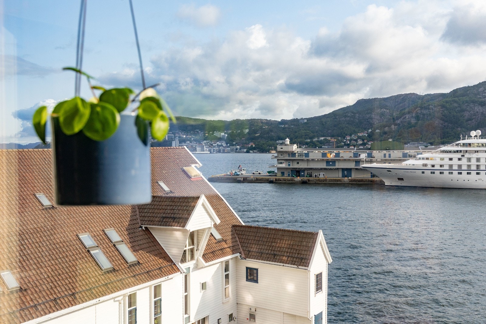 Fra stuen ser du rett ut mot sjøen og byens taklandskap - et utsyn som både gir karakter og en sjelden ro midt i sentrum. Galleribilde