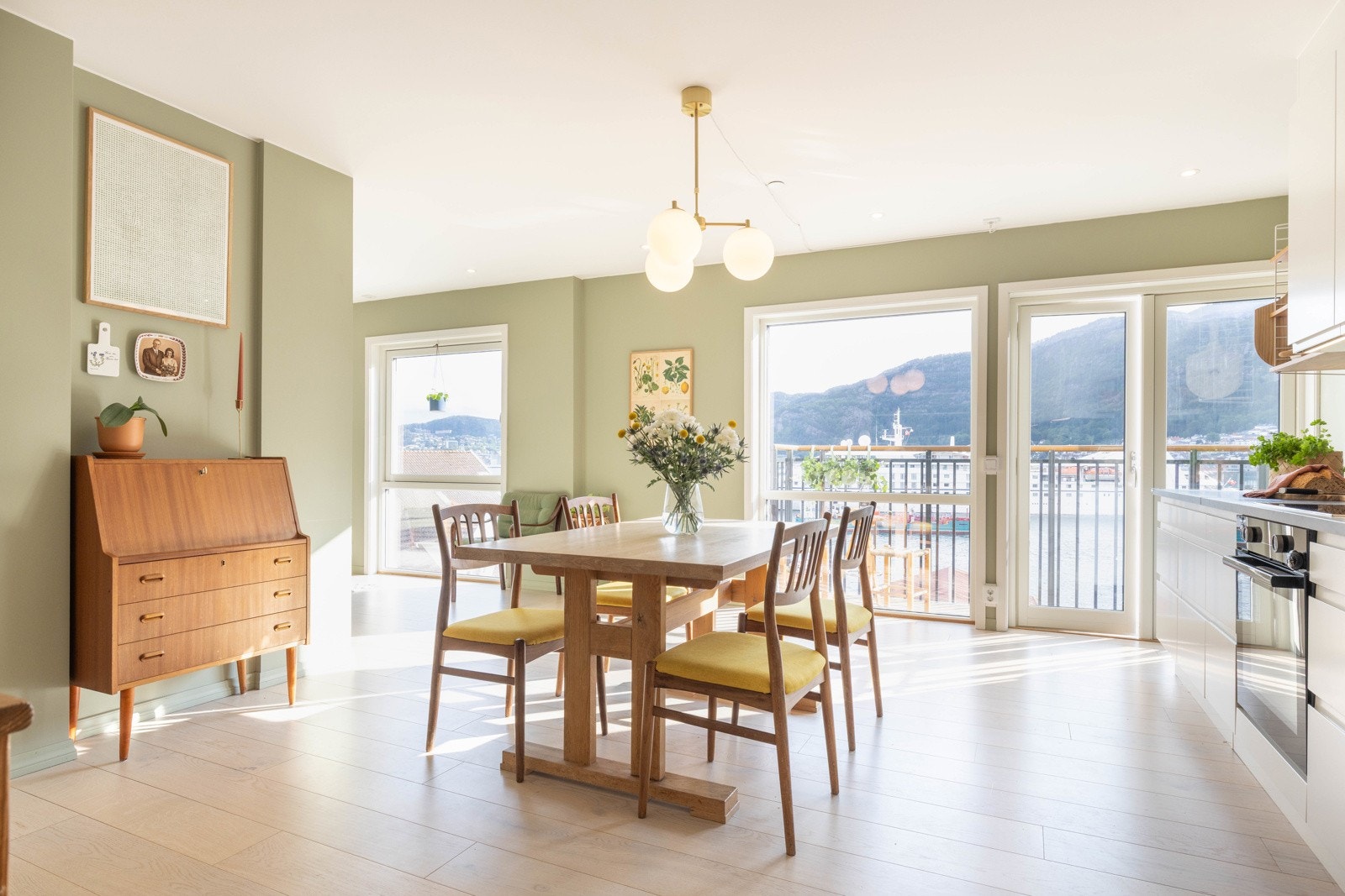 Nydelig frontleilighet fra 2020 med moderne kvaliteter, balkong og eventyrlig utsikt utover Vågen. Galleribilde