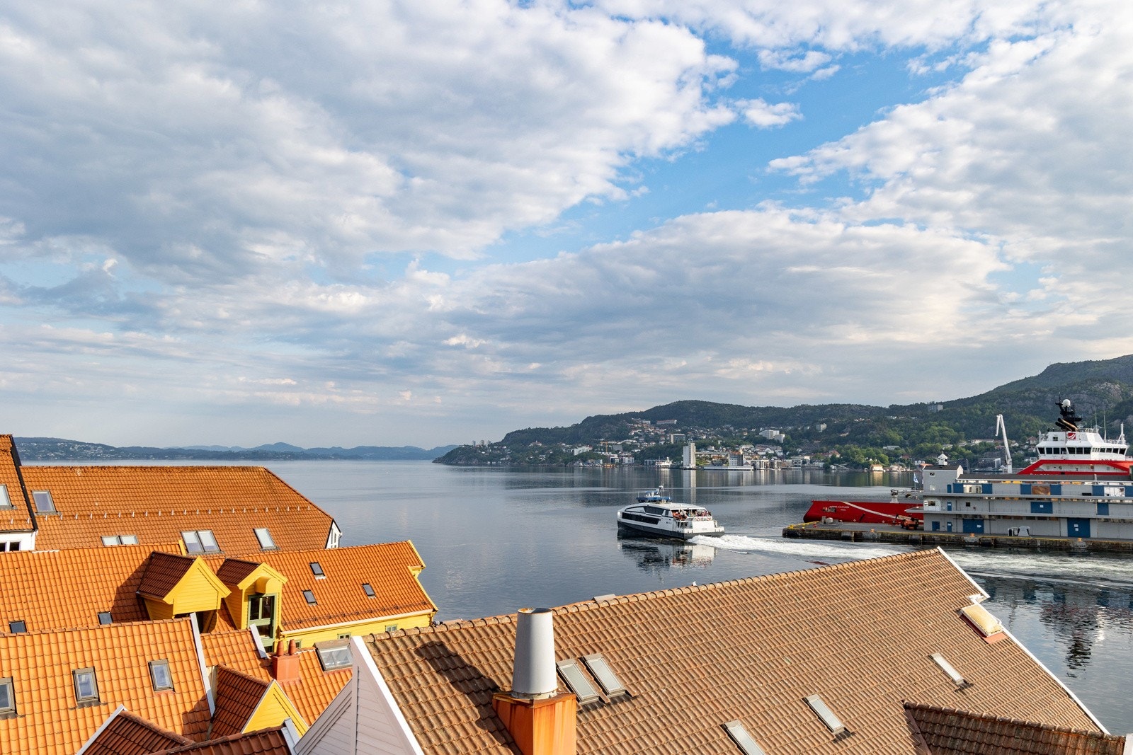 Herfra nyter du flott utsikt over by og sjø - et sosialt og avkoblende tilskudd til bomiljøet. Galleribilde