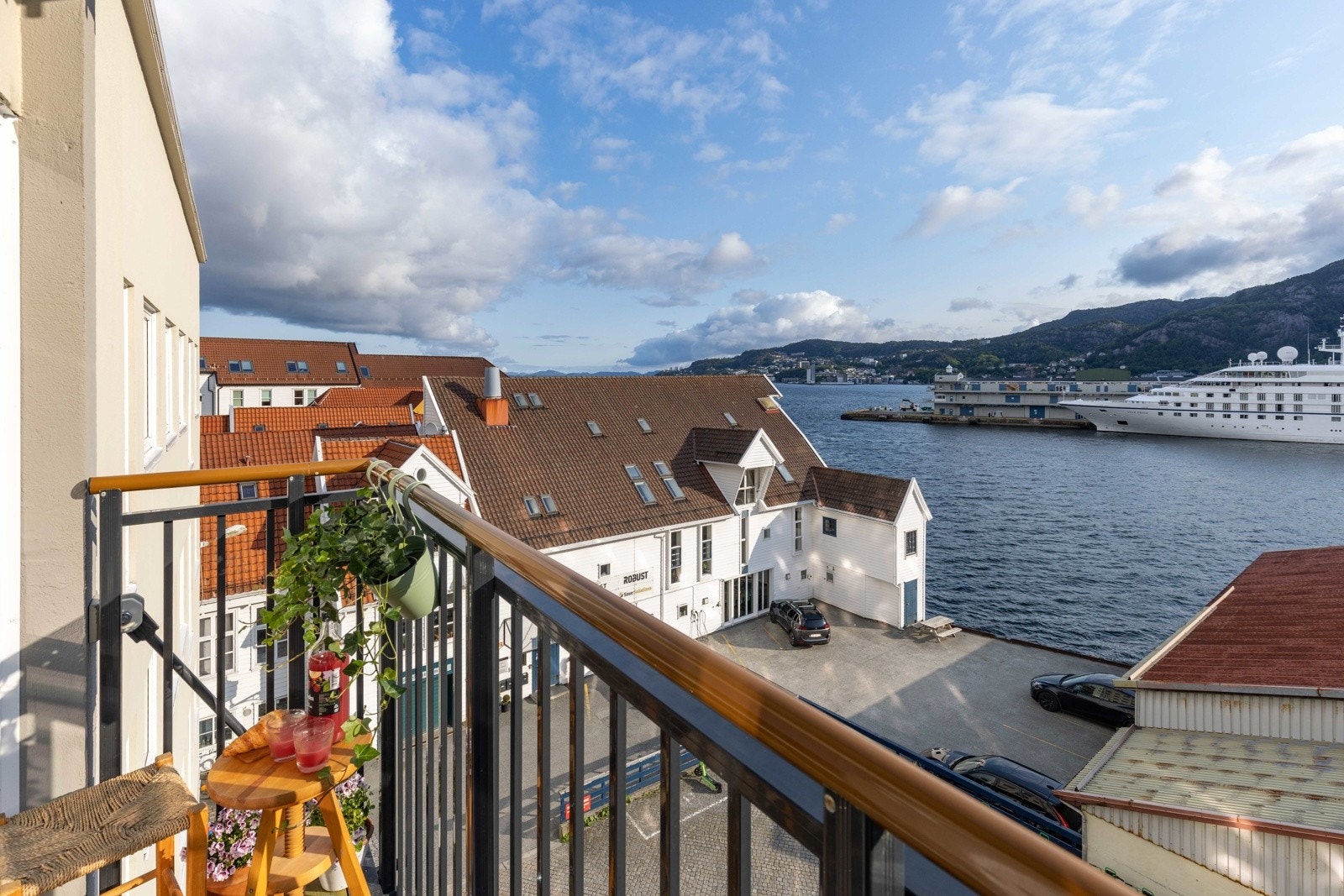 Vendt med utsikt mot Vågen - perfekt for morgenkaffen. Galleribilde