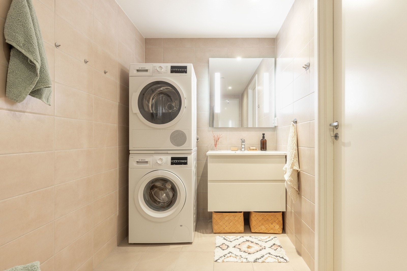 Baderommet er helfliset med store keramiske fliser og mosaikk i dusjsonen. Galleribilde